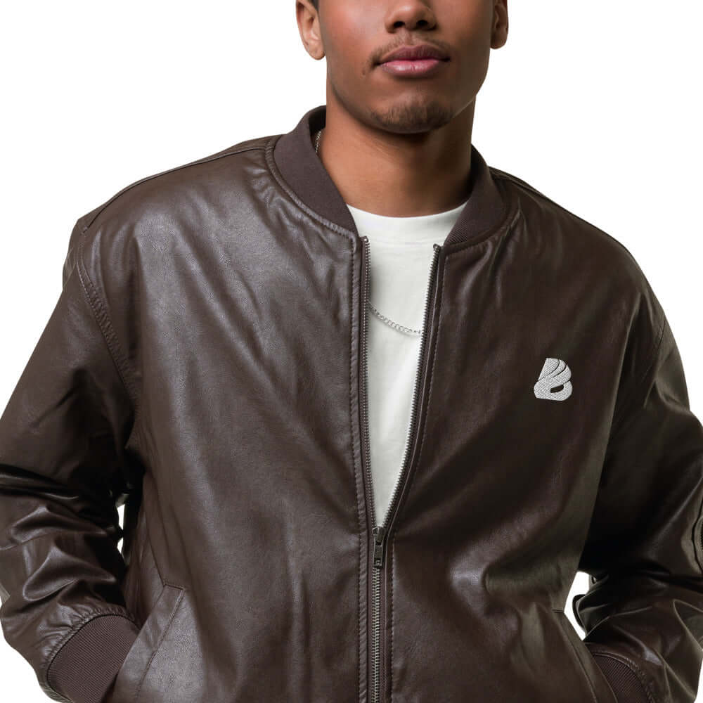 Leder-Bomberjacke N°0 in braunem PU-Leder mit stilvollen Rippstrickbündchen, perfekte Wahl für jedes Outfit.