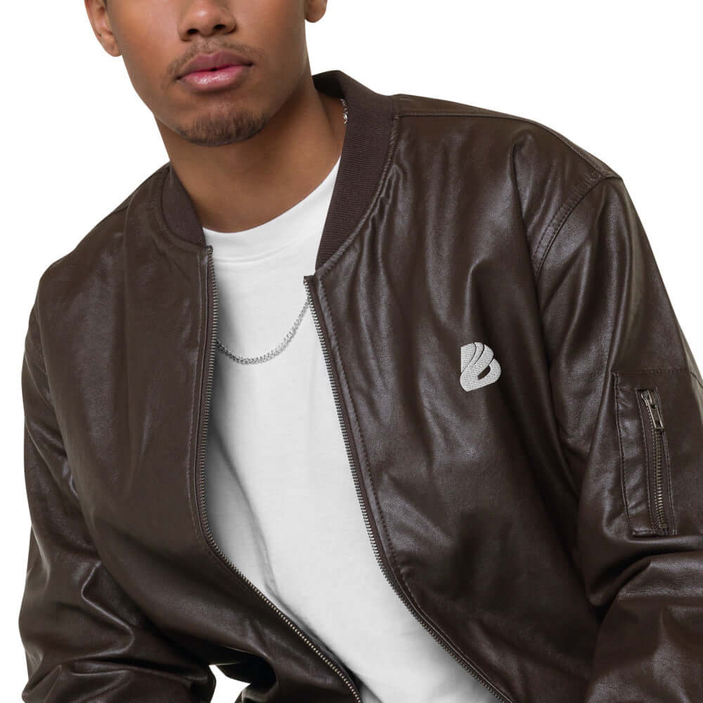 Man wearing Leder-Bomberjacke N°0 in brown PU leather with casual outfit, focusing on bomber jacket style and embroidery detail.