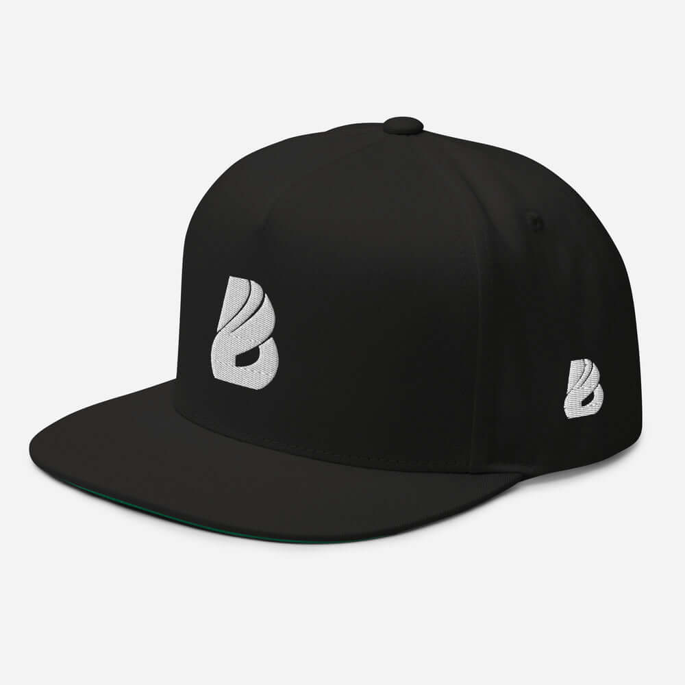 Flat Bill-Cap N°0, black structured cap with green under visor, white embroidered logo, 100% cotton cord, snapback closure.