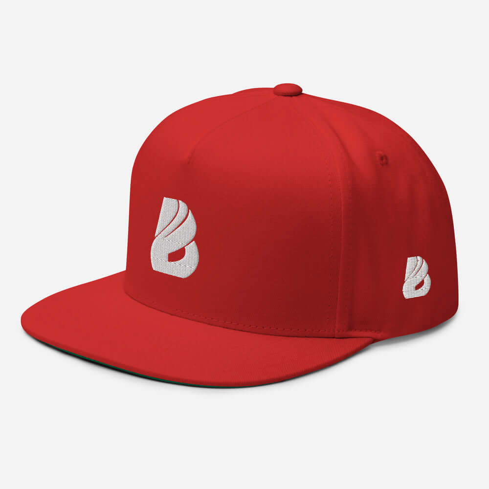 Flat Bill-Cap N°0 in red with green under visor, structured 5-panel design, snapback closure, embroidered logo, classic style.
