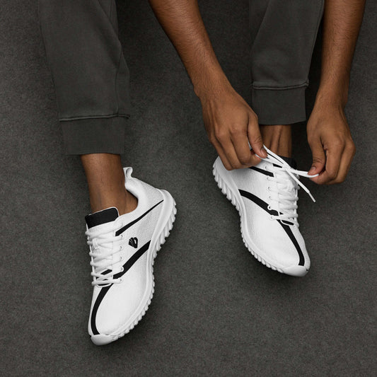 Person schnürt Herren-Turnschuhe N°0 in Weiß mit schwarzem Detail auf Teppichboden, idealer Sportschuh für maximalen Komfort und Stabilität.