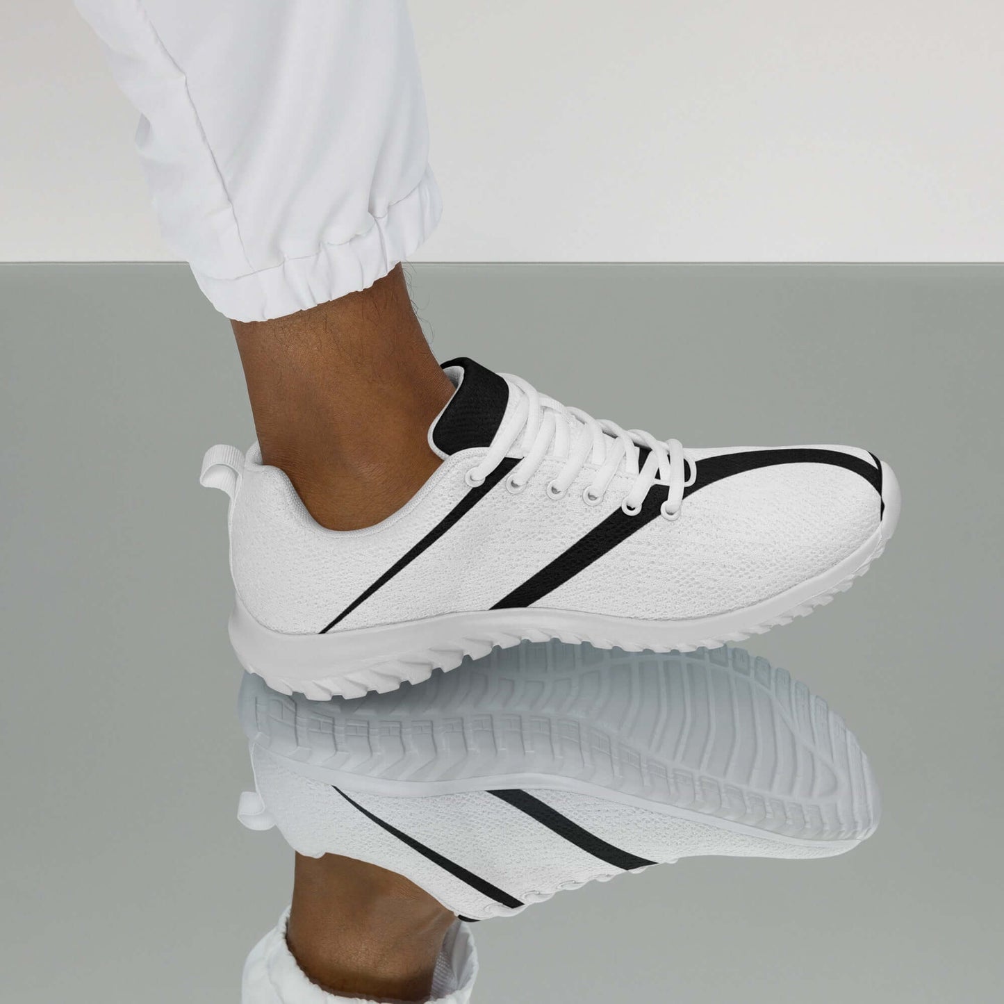 Person wearing Herren-Turnschuhe N°0 with white Flyknit material and EVA sole for comfort and stability, showcased on reflective surface.