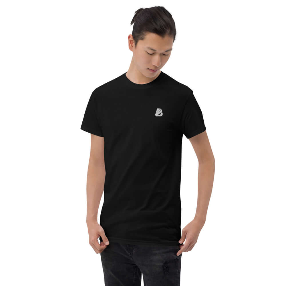 Kurzärmeliges T-Shirt N°0 in Schwarz, getragen von einem Modell, klassisch geschnitten, aus 100 % Baumwolle, ideal für den Alltag.