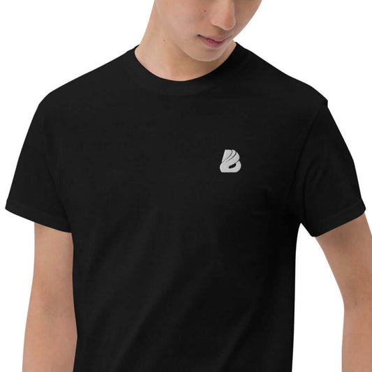 Kurzärmeliges T-Shirt N°0 mit klassischer Passform aus Baumwolle, getragen von Modell, Vorderansicht, schwarzes Design, ideales Basic.