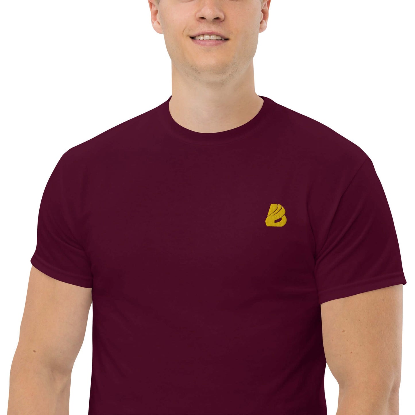 Klassisches Herren-T-Shirt N°0 in burgundy worn by a model, made from 100% cotton, perfect for structured and layered looks.