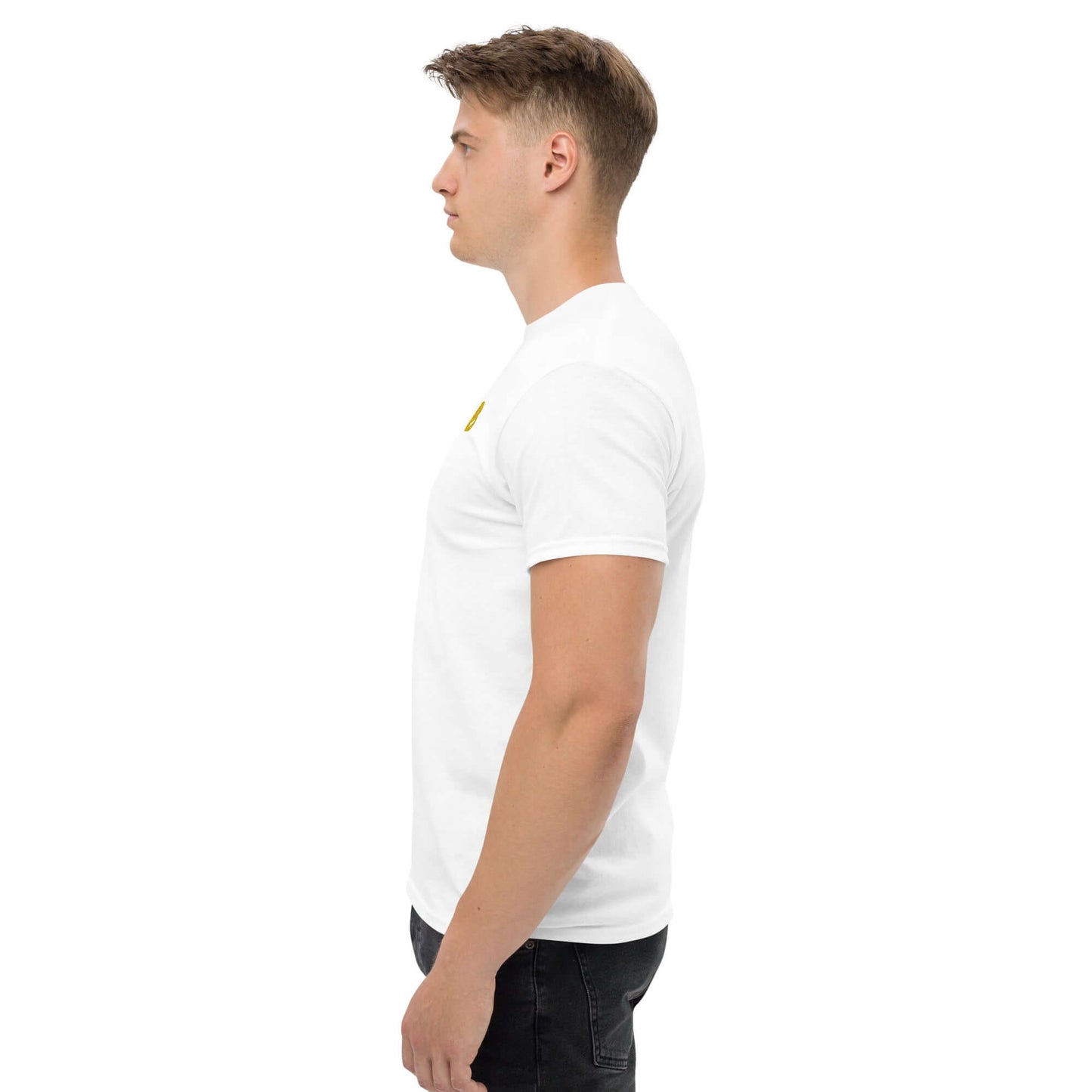 Klassisches Herren-T-Shirt N°0 in Weiß, seitlich getragen, 100% Baumwolle, ideal für Schichtkleidung und strukturierter Look.