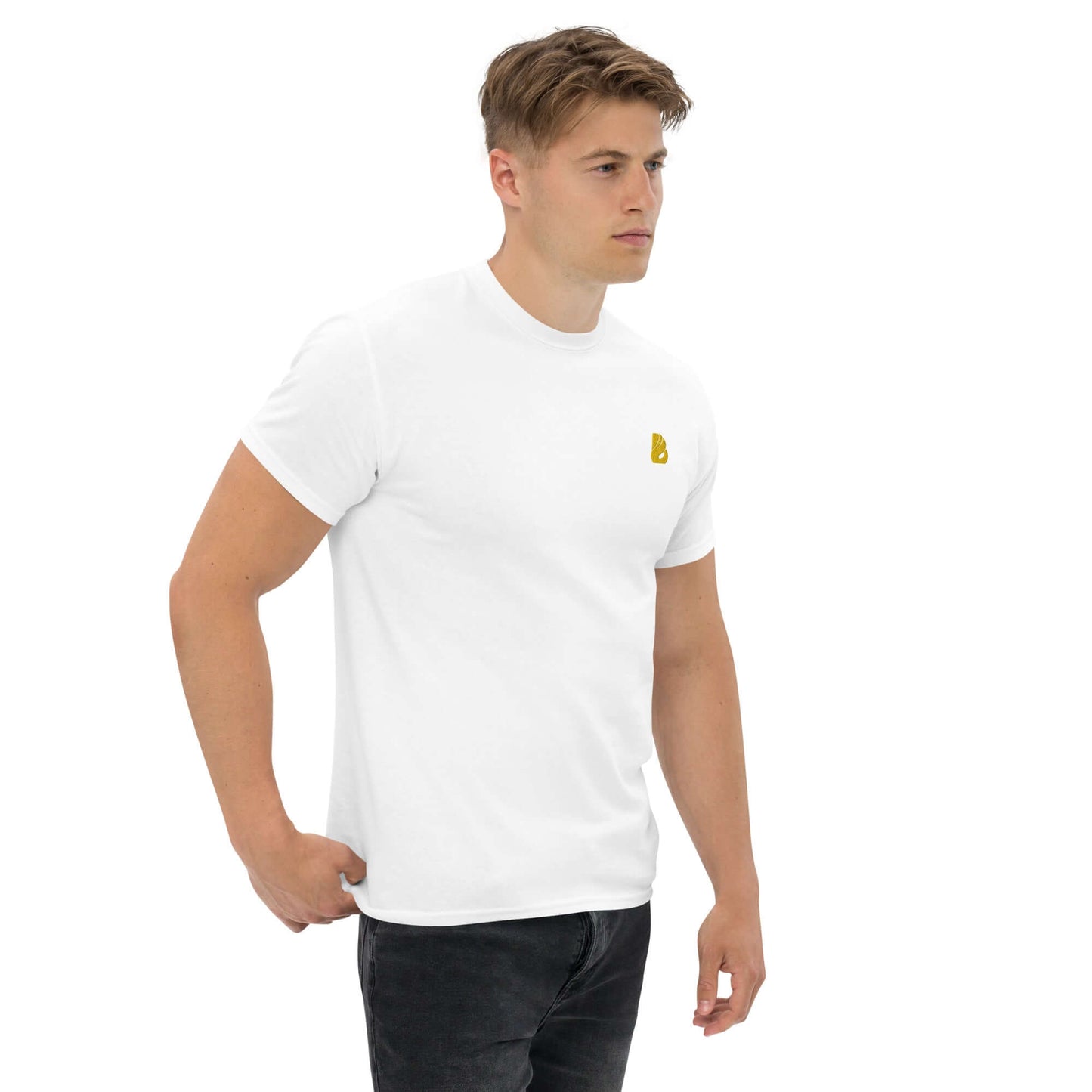 Mann trägt Klassisches Herren-T-Shirt N°0 aus 100 % Baumwolle, weiß, ideal für Lagenlooks, angesagter Stil.