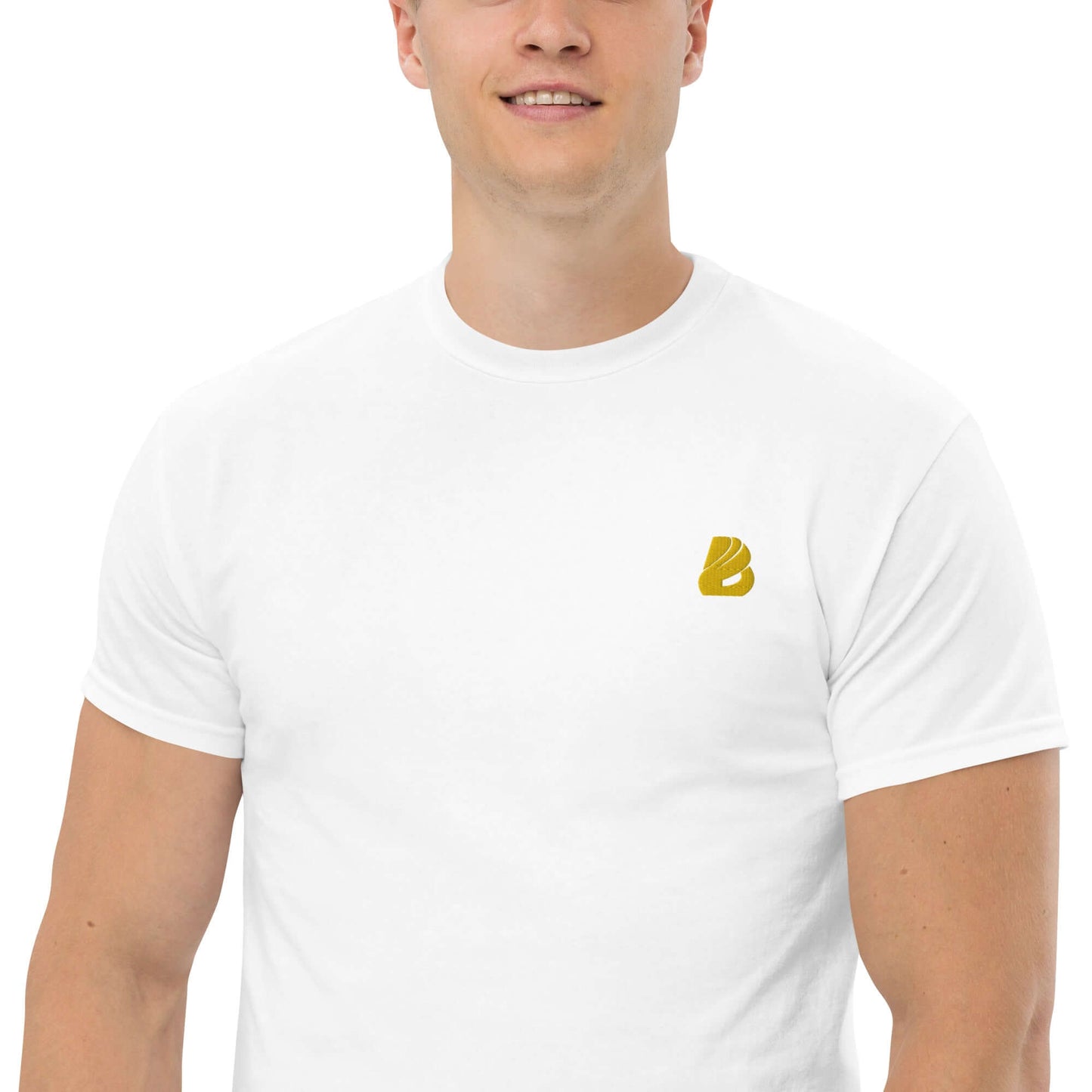 Klassisches Herren-T-Shirt N°0 aus 100% Baumwolle, ideal für Lagenlooks und angesagter Stil, getragen von einem Mann, weiß mit kleinem Logo.