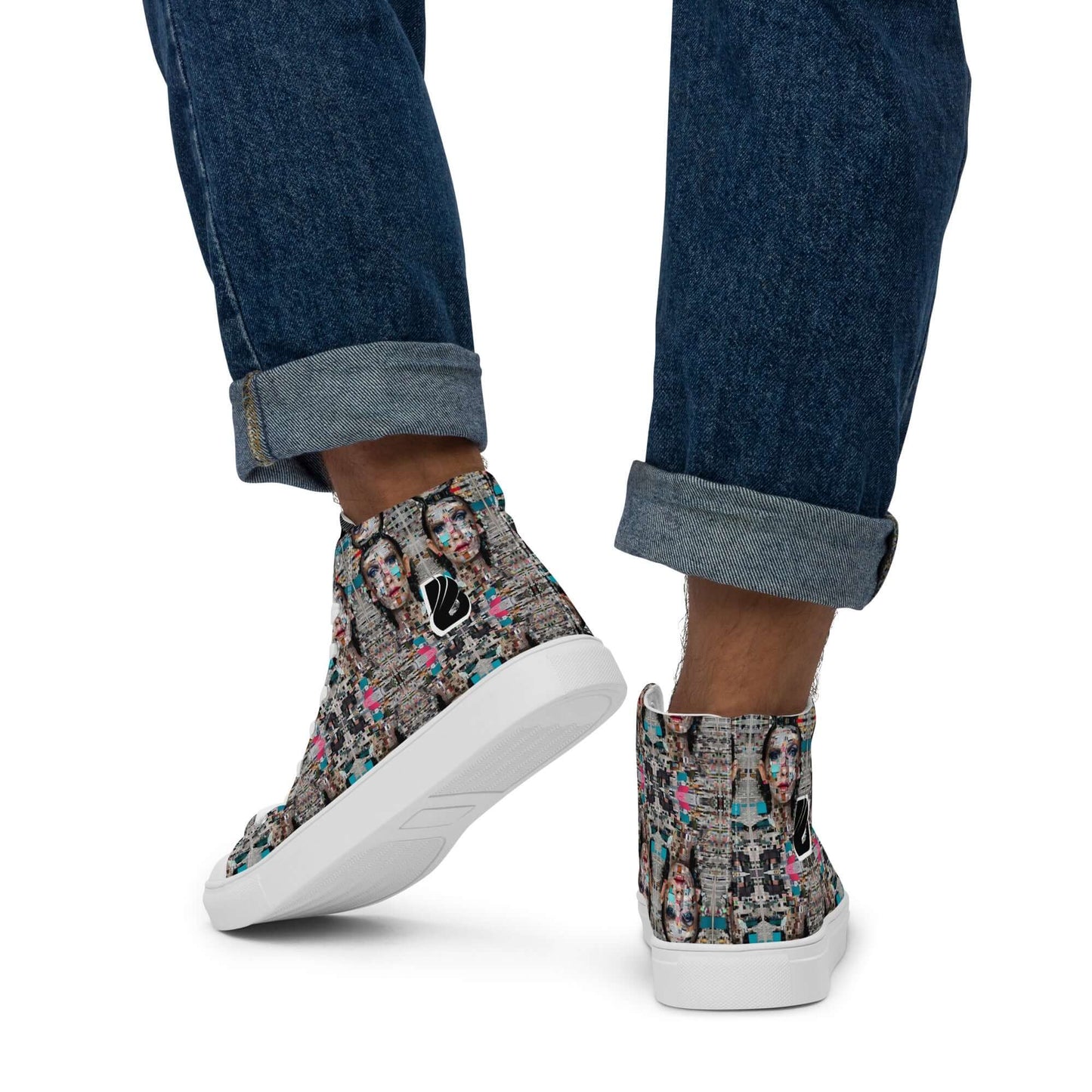 Rückansicht von High-Top Leinenschuhe für Herren N°0 mit buntem Muster, getragen von einer Person in Denim-Jeans, weiße Gummisohle sichtbar.