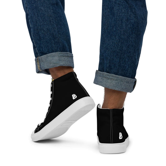 High-Top Leinenschuhe für Herren N°3 in schwarz, getragen von Mann in Jeans mit weißen Schnürsenkeln und EVA-Gummisohle.