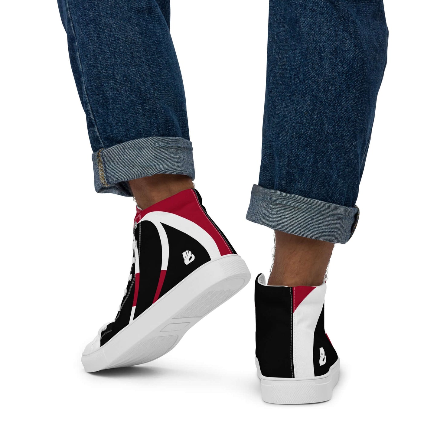 High-Top Leinenschuhe für Herren N°4 in schwarz, rot und weiß getragen mit aufgerollten Jeans, seitlicher Rückansicht
