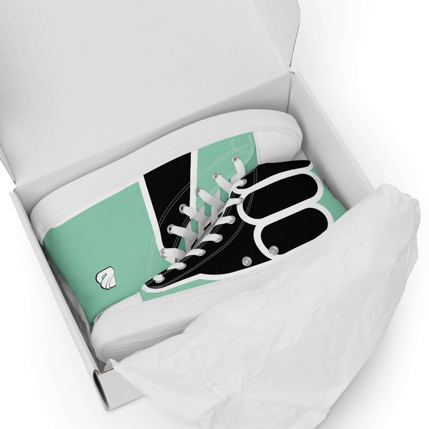 High-Top Leinenschuhe für Herren N°1 in mintgrün und schwarz in einer Schuhbox, handgefertigt mit Leinenobermaterial und EVA-Sohle.