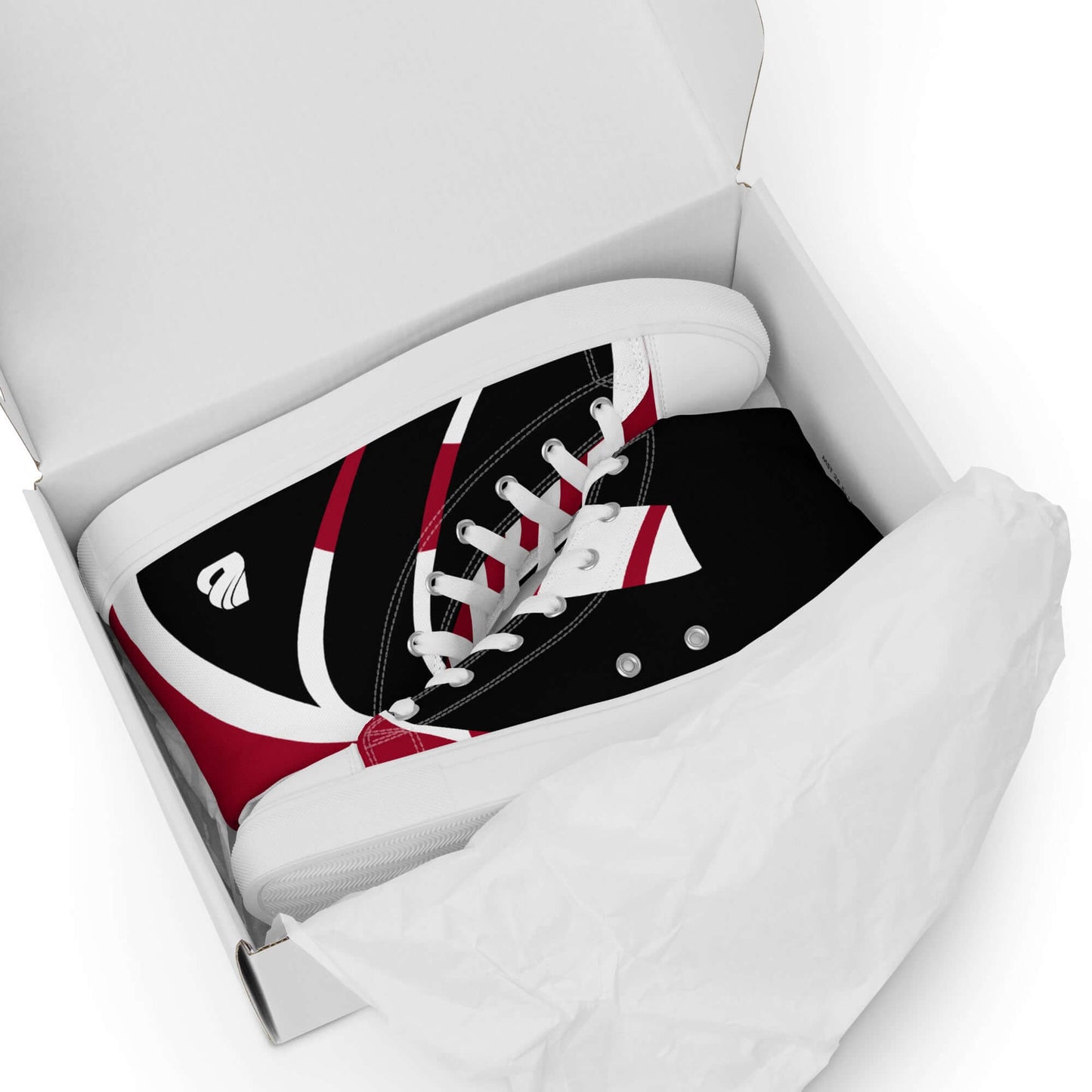 High-Top Leinenschuhe für Herren N°4 in schwarz, weiß und rot in geöffneter Schuhschachtel. Trendige Sneaker mit gepolstertem Kragen.