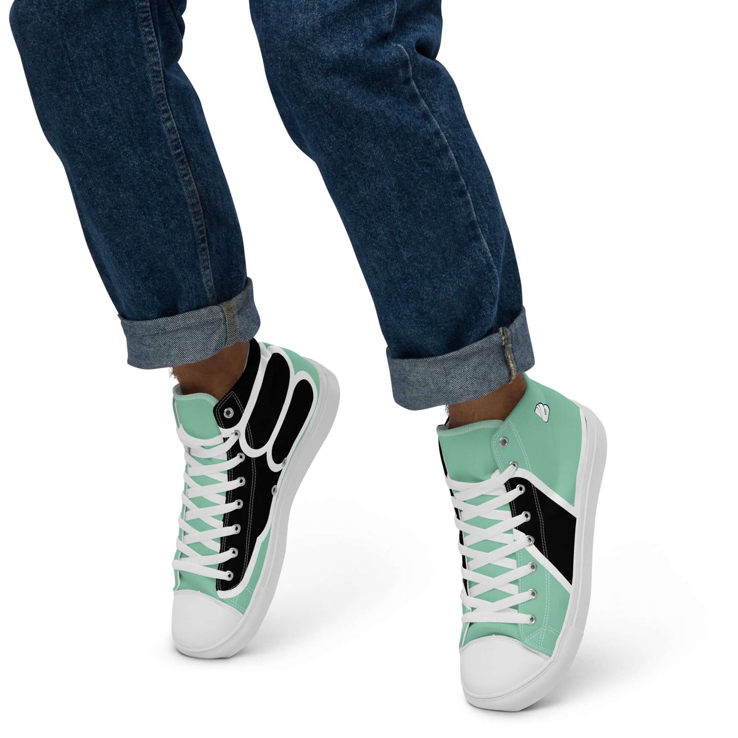 High-Top Leinenschuhe für Herren N°1 in mintgrün mit Kunstlederkappe, EVA-Gummisohle und weißen Schnürsenkeln, getragen mit Jeans