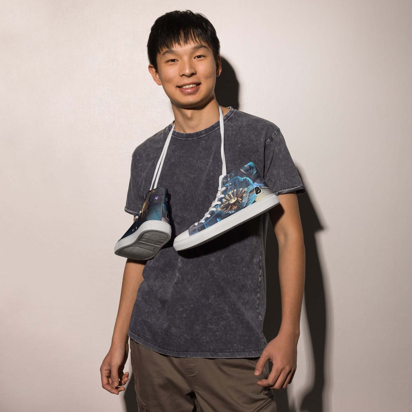 Young man showcasing High-Top Leinenschuhe für Herren N°2 with casual outfit