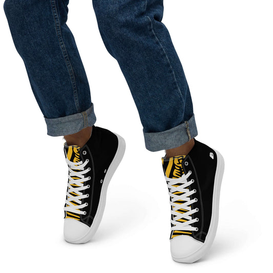 Person wearing High-Top Leinenschuhe für Herren N°3 with white laces and yellow accents, paired with rolled-up jeans.