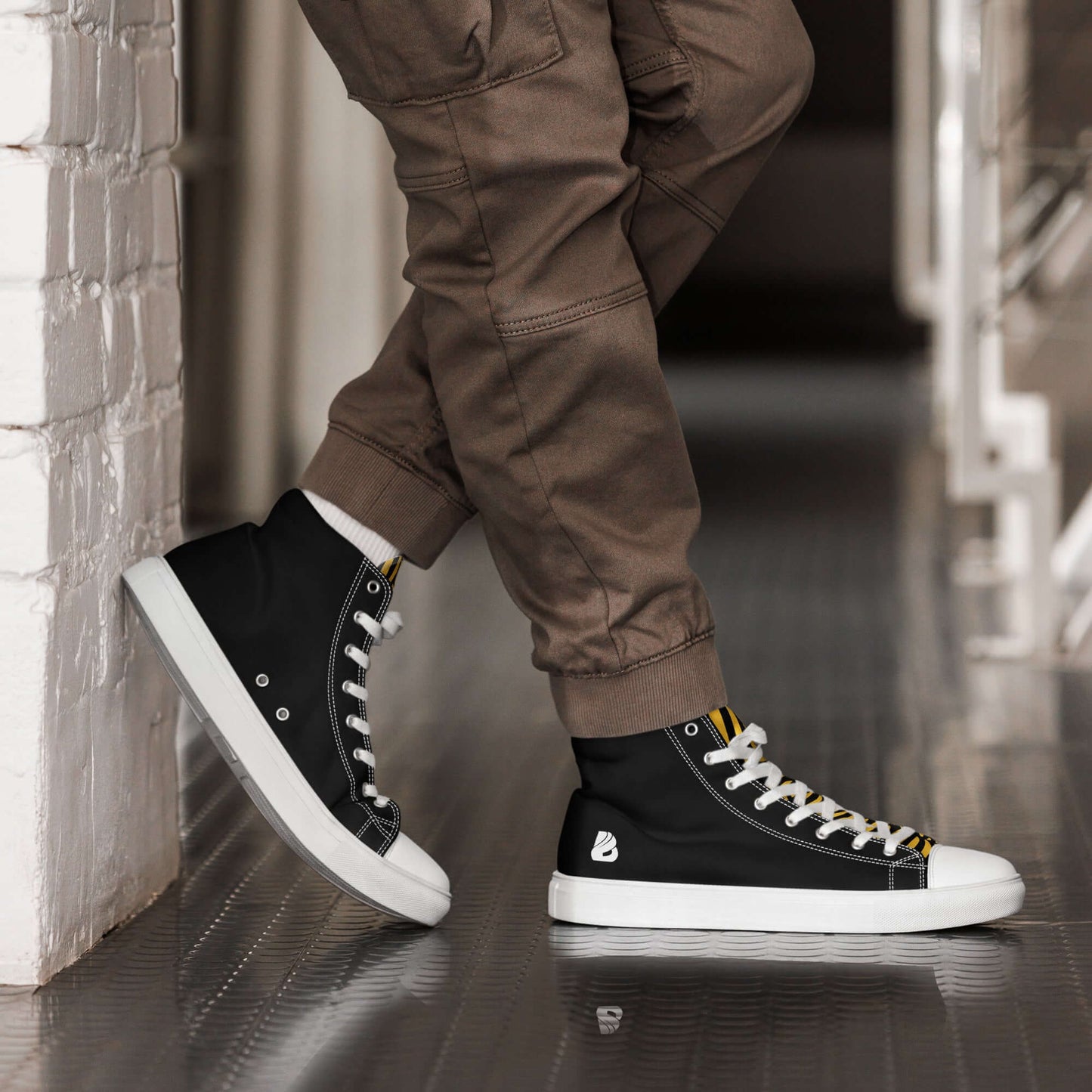 High-Top Leinenschuhe für Herren N°3 in Schwarz mit weißer Sohle, getragen von einem Model, perfekter Schuh zur Ergänzung deines Outfits.