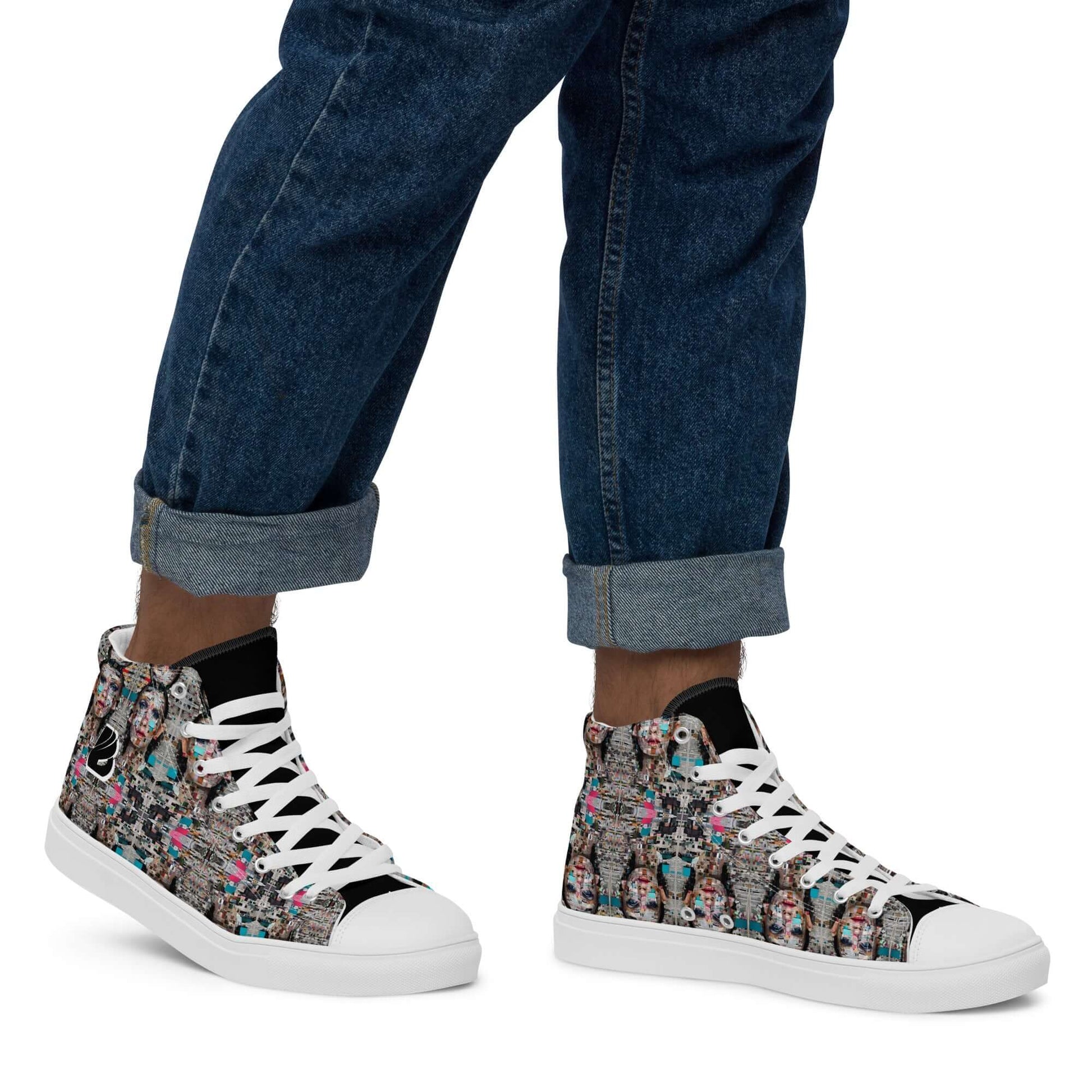 Person wearing High-Top Leinenschuhe für Herren N°0 with colorful pattern, denim jeans folded at the cuffs, showcasing white laces and padded collar.