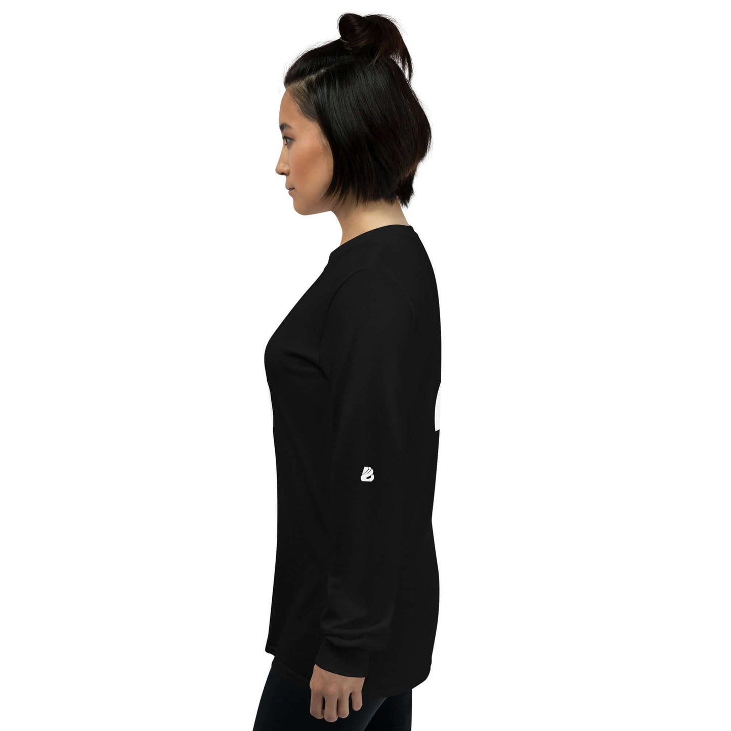 Side view of a person wearing Unisex-Langarmshirt N°0 in black, showing classic fit and ribbed cuffs, ideal for colder days.