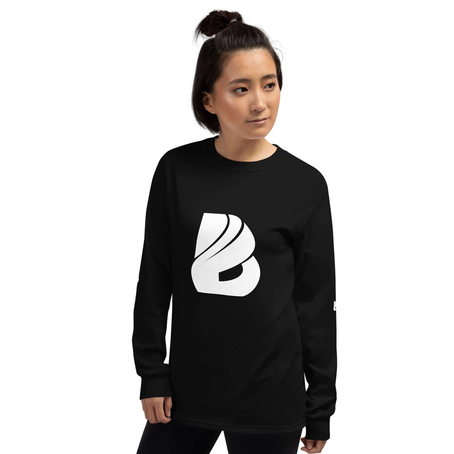 Modell trägt Unisex-Langarmshirt N°0 in Schwarz mit Logo, gerippte Bündchen, klassische Passform, ideal für kühlere Tage.