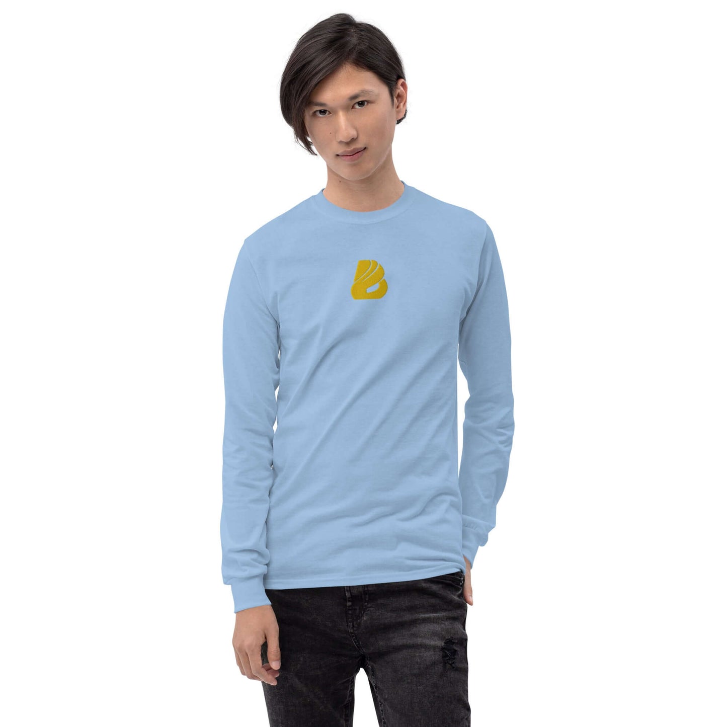 Model wearing Herren-Langarmshirt N°2 with ribbed cuffs, classic fit in light blue, perfect for cooler days, made of 100% Jersey cotton.