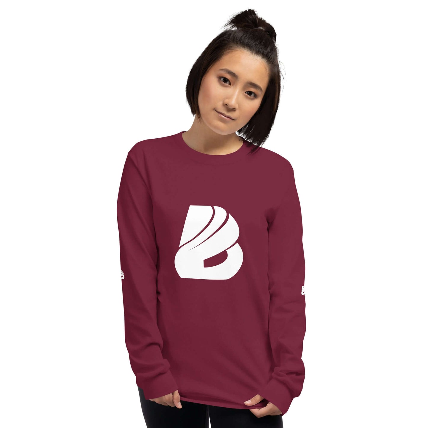 Unisex-Langarmshirt N°0 in burgundy with ribbed cuffs and classic fit, perfect for cooler days, worn by a model.