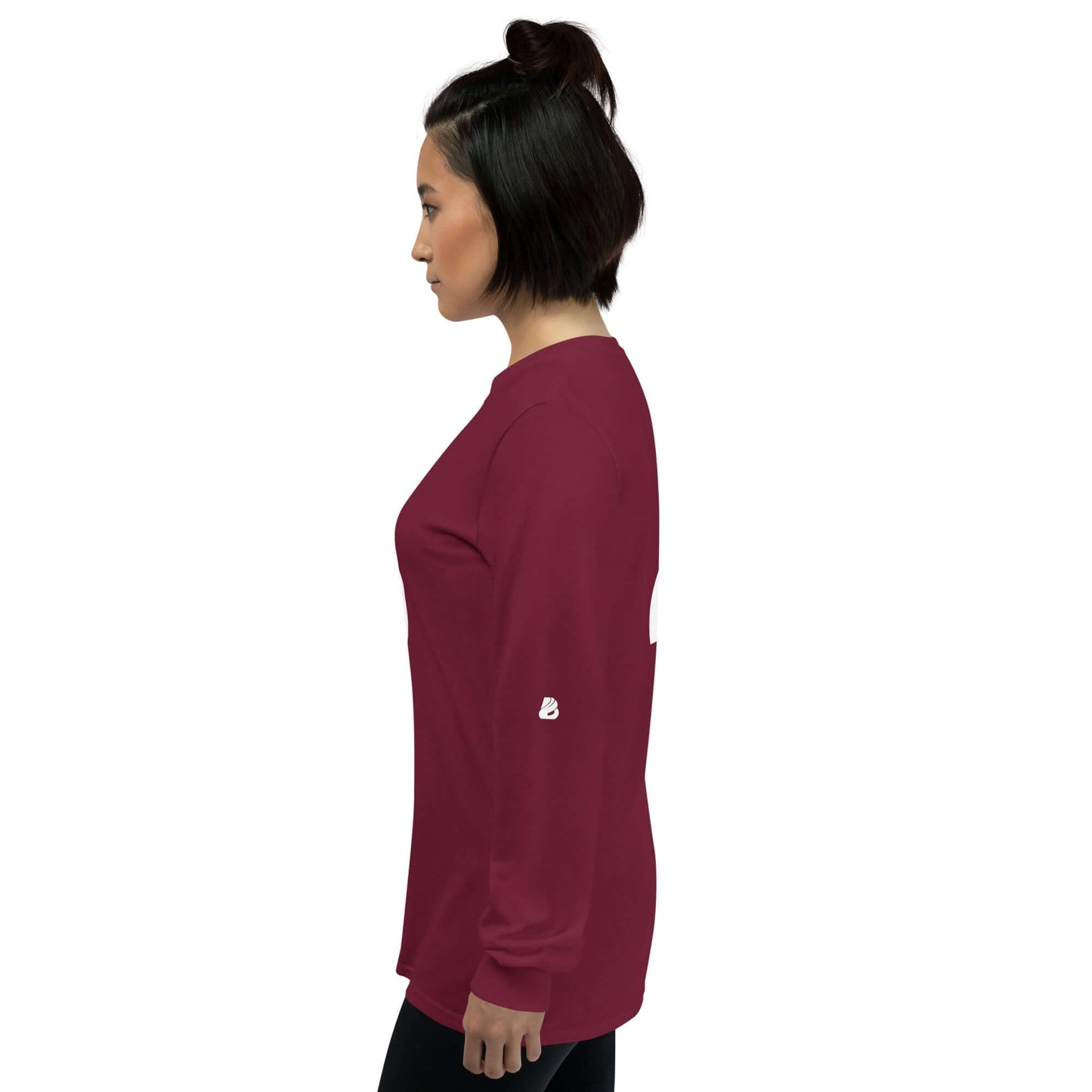 Side view of a model wearing the Unisex-Langarmshirt N°0 in maroon with ribbed cuffs and classic fit for cooler days.