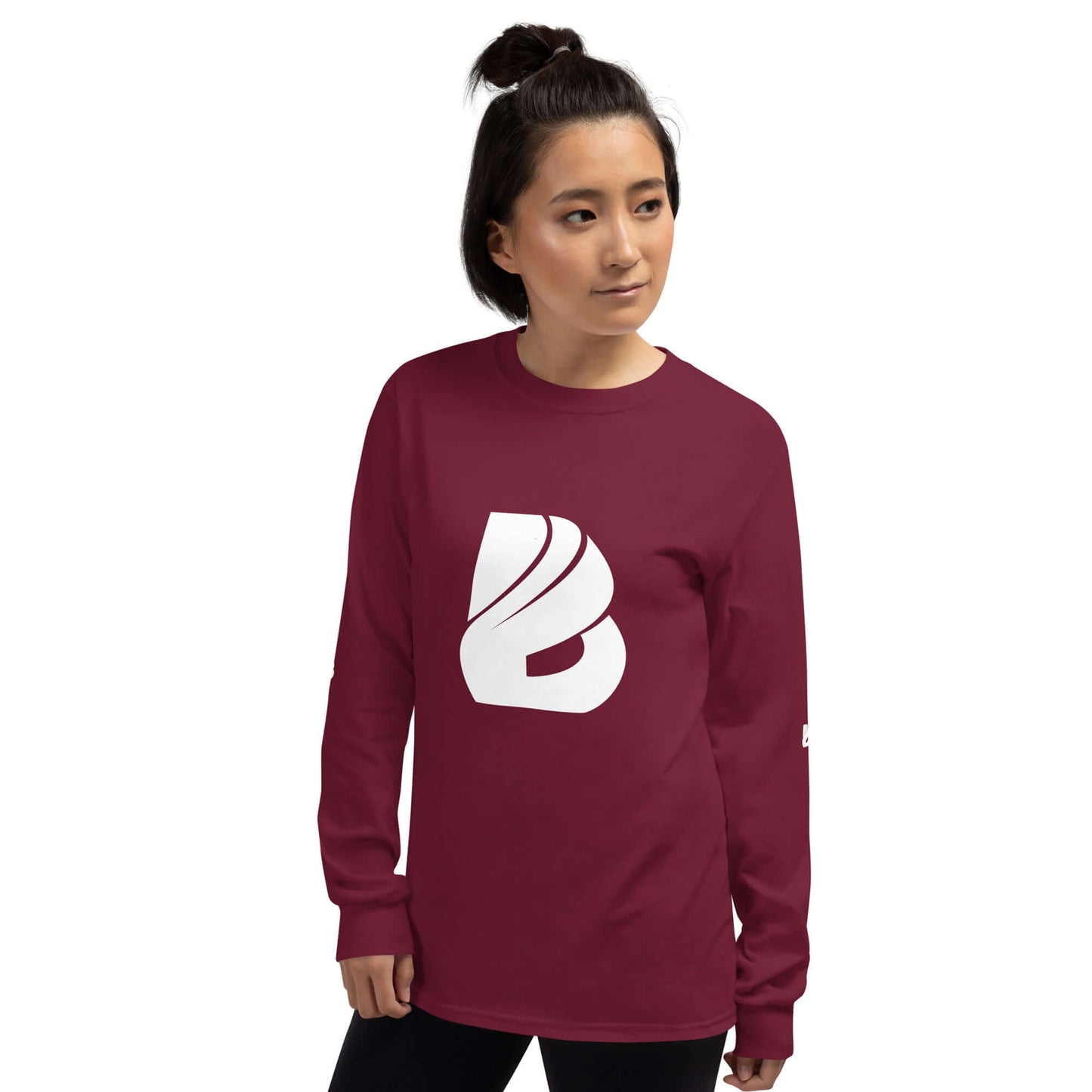 Model in maroon Unisex-Langarmshirt N°0 with ribbed cuffs and classic fit, perfect for cooler days.