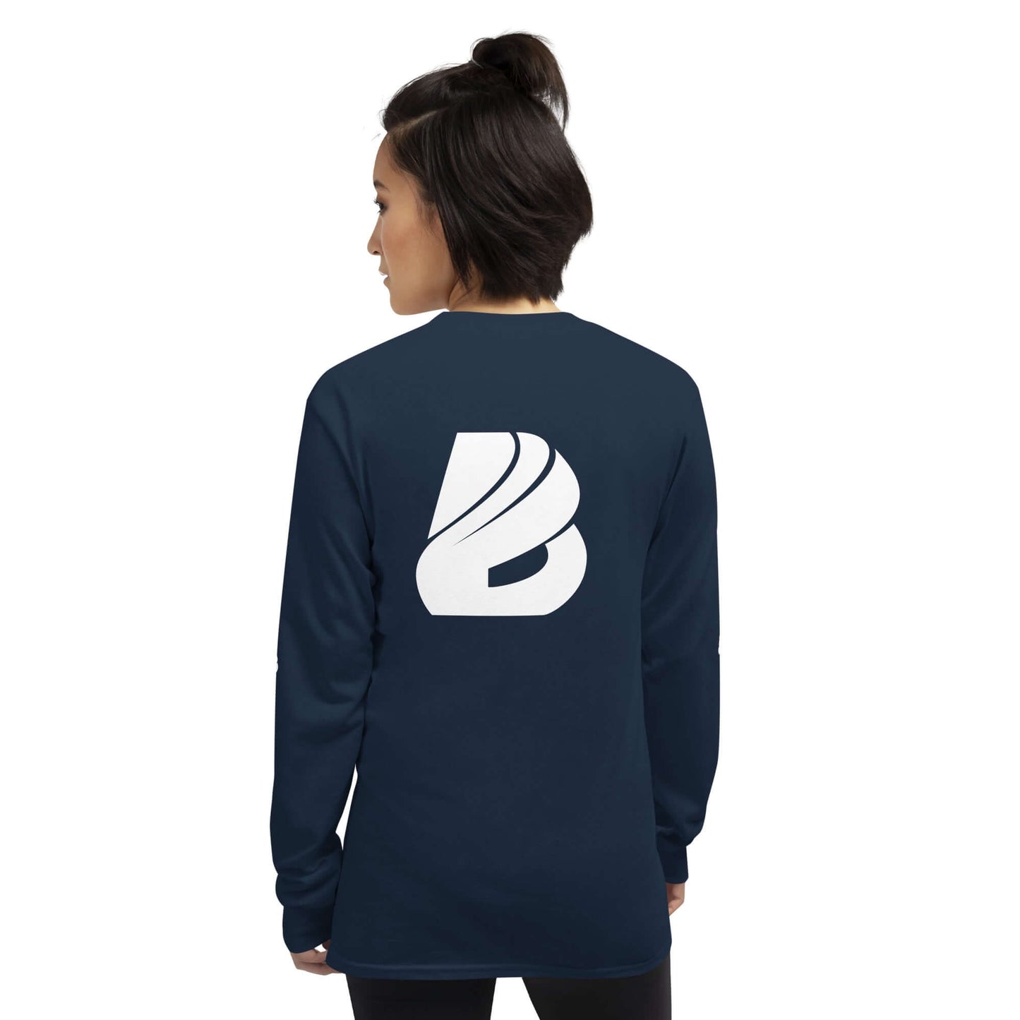 Person wearing Unisex-Langarmshirt N°0 with ribbed cuffs and classic fit, back logo visible.