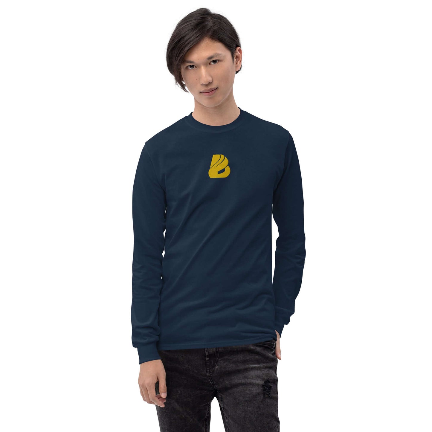 Herren-Langarmshirt N°2 in dark blue with ribbed cuffs and classic fit, worn by male model, ideal for cooler days.