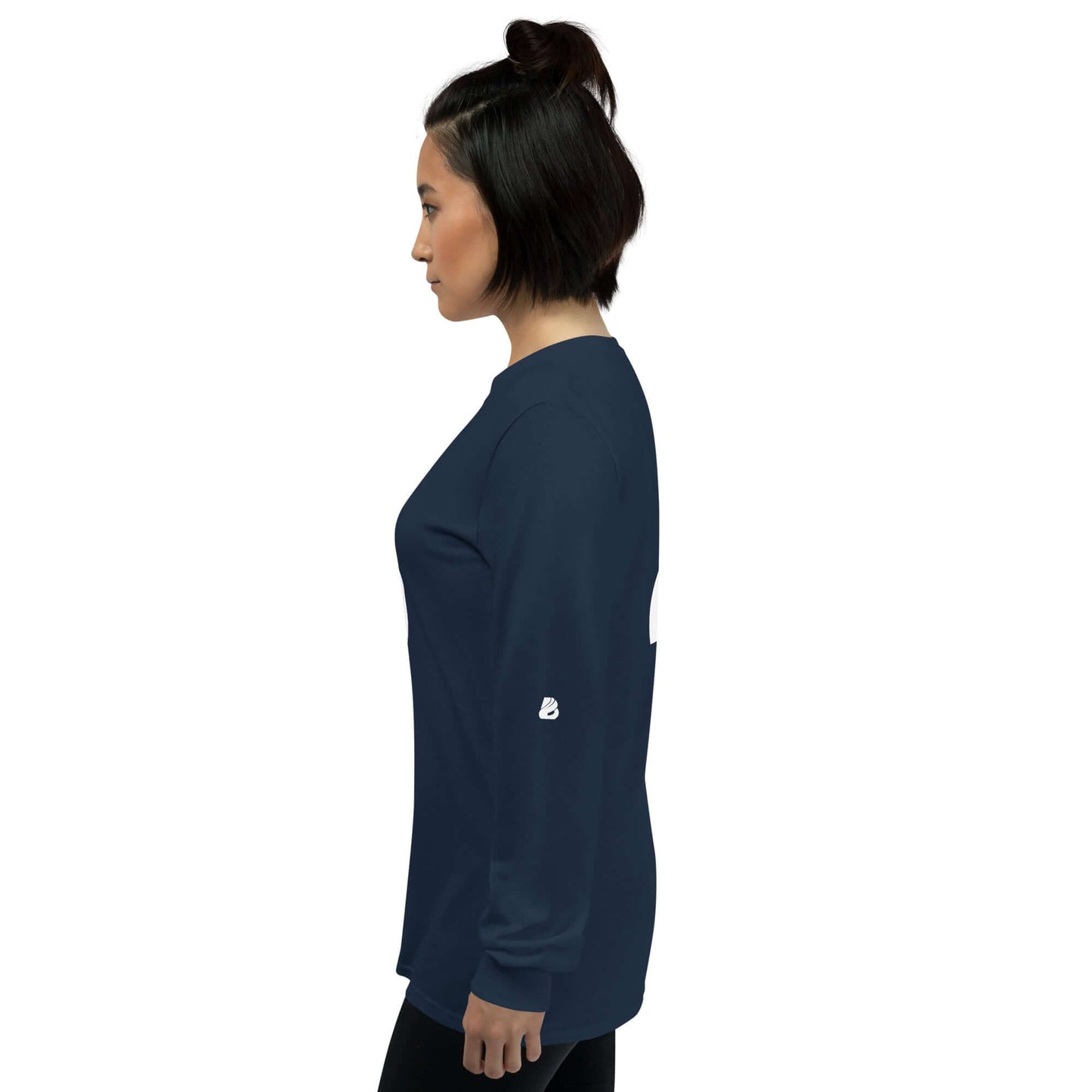 Woman wearing Unisex-Langarmshirt N°0 in navy blue, side view, long sleeves with ribbed cuffs, classic fit, ideal for cool days.