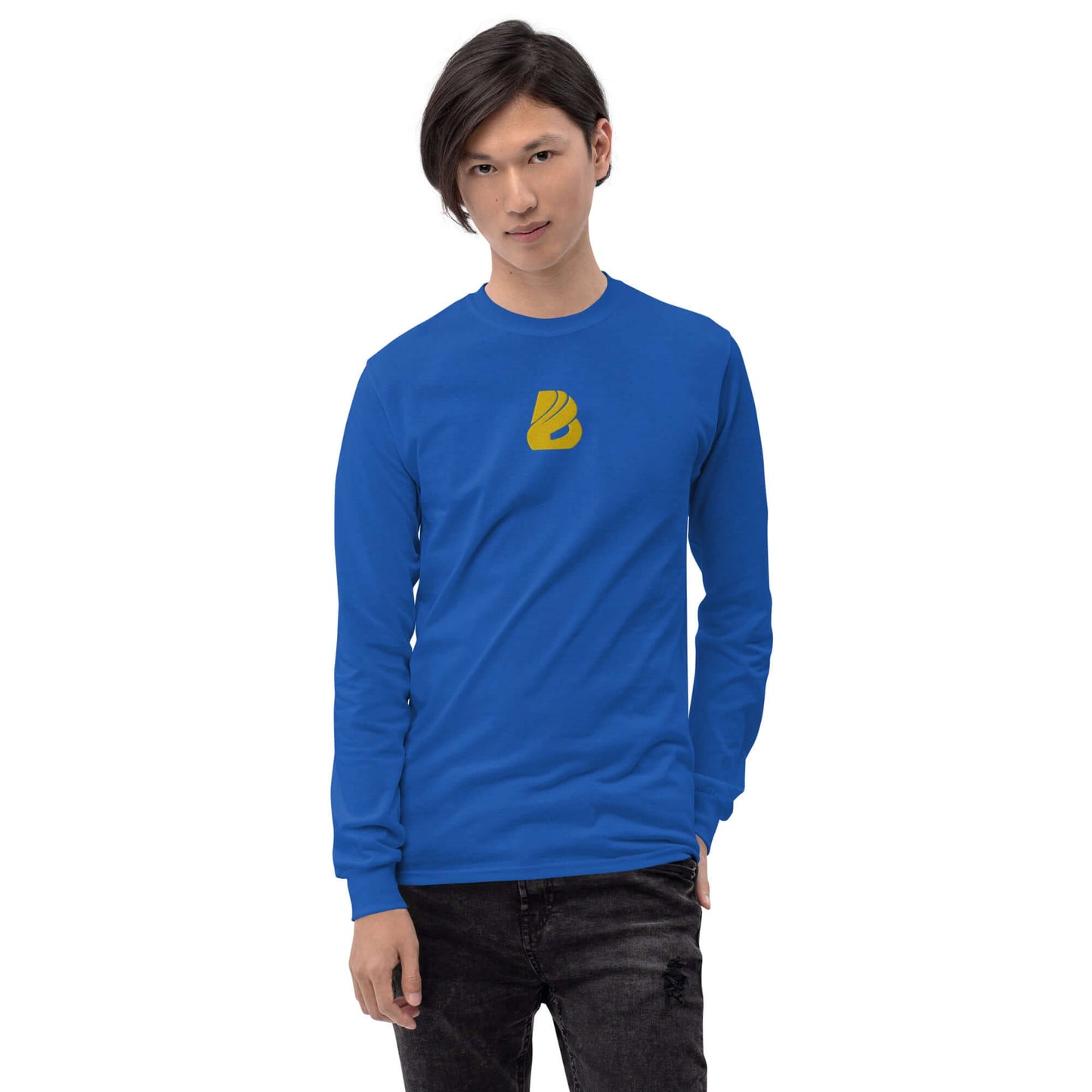 Man wearing Herren-Langarmshirt N°2, classic fit, ribbed cuffs, blue color, 100% jersey cotton, perfect for cooler days