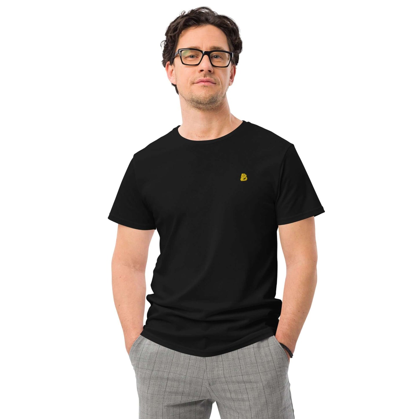 Mann trägt Herren-T-Shirt aus Premium-Baumwolle N°0 in Schwarz, reguläre Passform, Rundhalsausschnitt, modernes Basic-Design für legere Outfits.