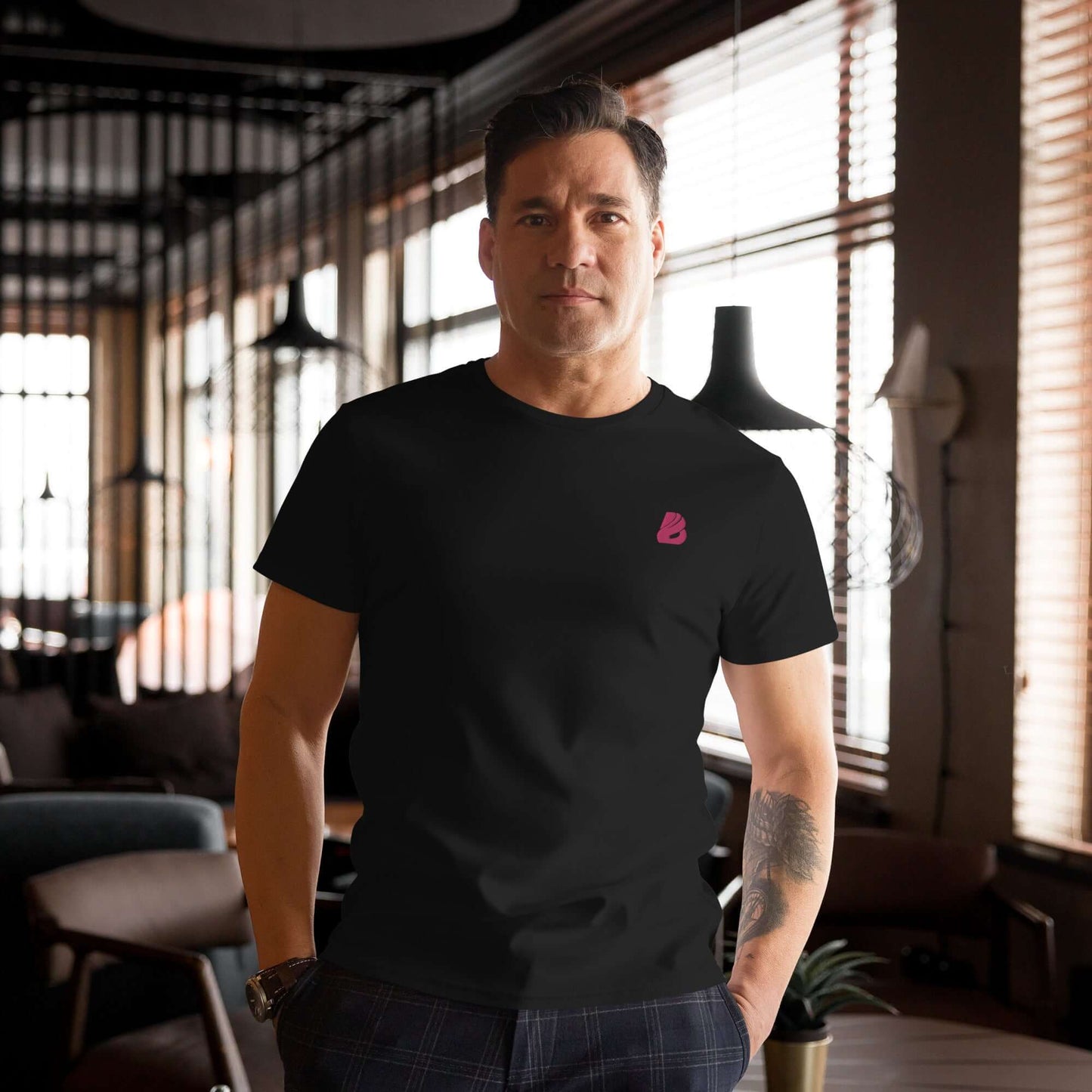 Herren-T-Shirt aus Premium-Baumwolle N°1, schwarz, klassische Passform, in modernem Raum