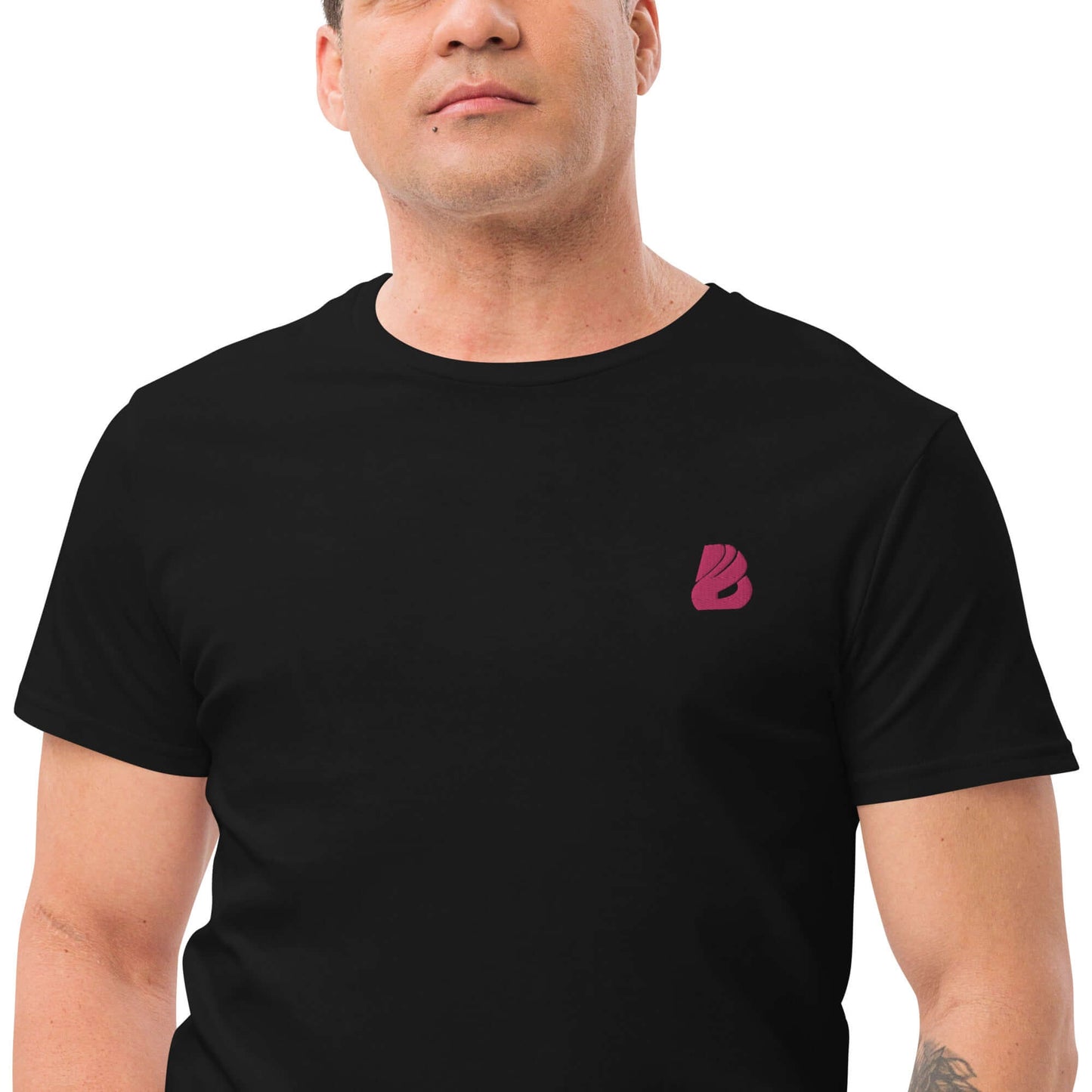 Mann trägt Herren-T-Shirt aus Premium-Baumwolle N°1 in Schwarz, klassische Passform, luxuriöse weiche Textur, rundhalsausschnitt.