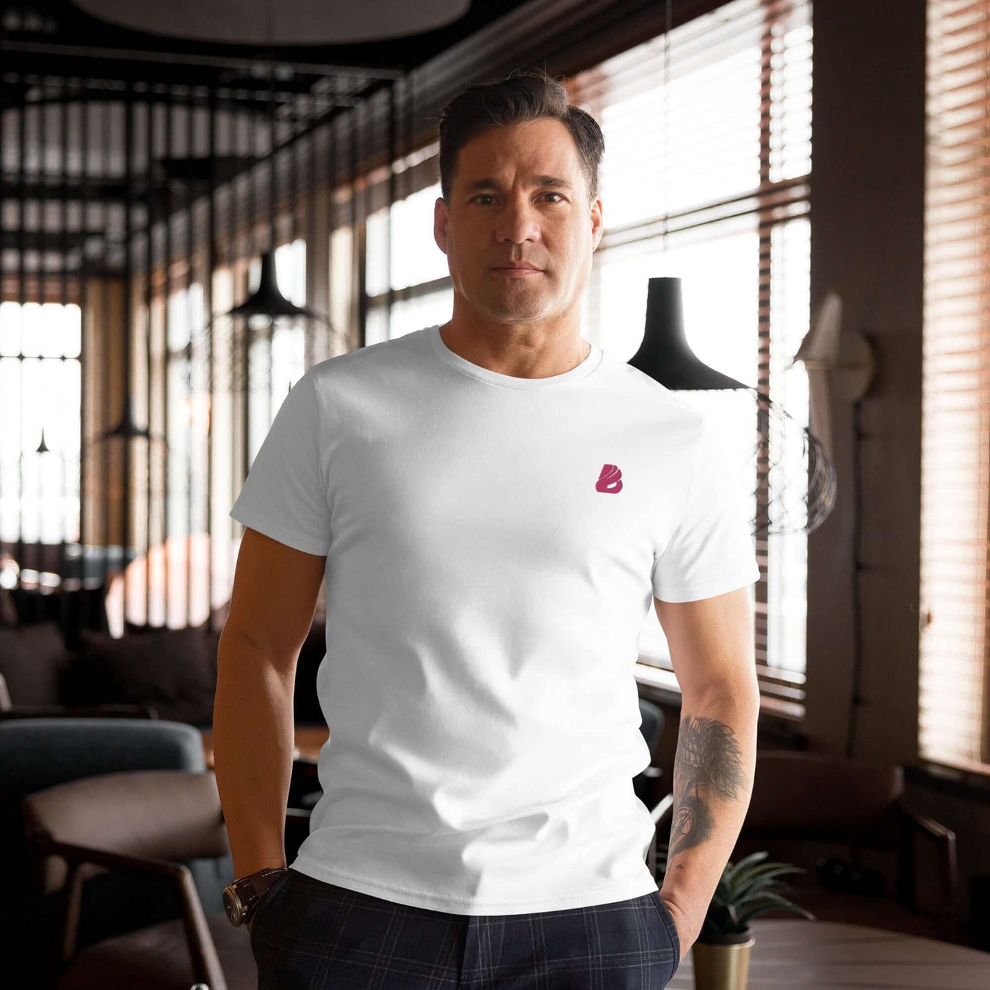 Man wearing Herren-T-Shirt aus Premium-Baumwolle N°1 in a stylish indoor setting.