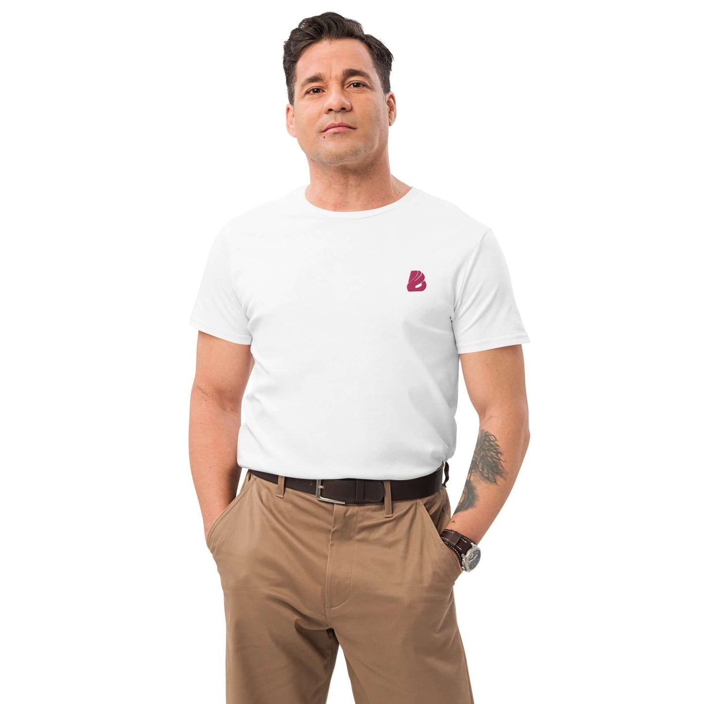 Mann trägt Herren-T-Shirt aus Premium-Baumwolle N°1 in Weiß, klassischer Schnitt, Kombination mit brauner Hose, lässiger Look.