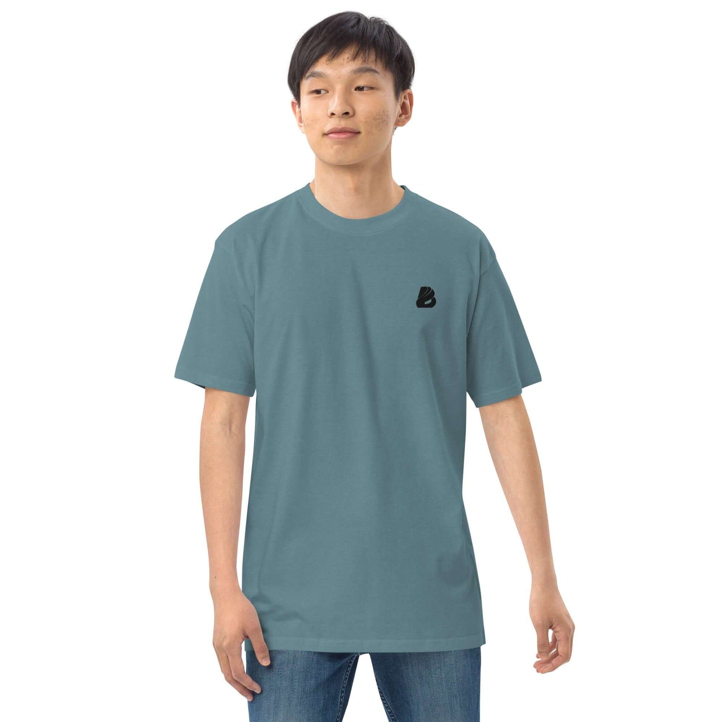 Man wearing Schweres Premium T-Shirt für Herren N°0, showcasing stylish fit and soft ring-spun cotton material.