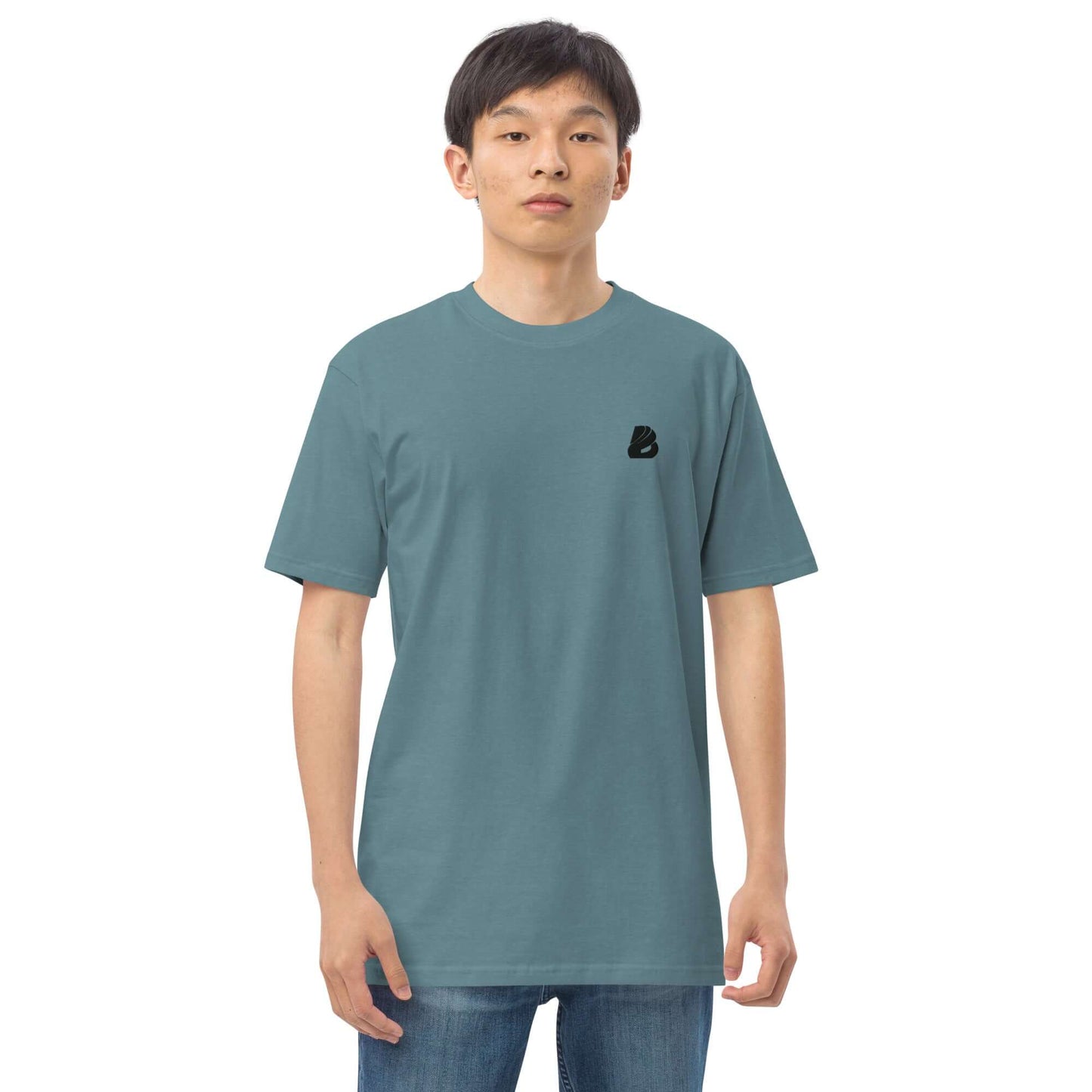 Model wearing Schweres Premium T-Shirt für Herren N°0 in blue, showcasing soft, durable ring-spun cotton fabric and stylish fit.