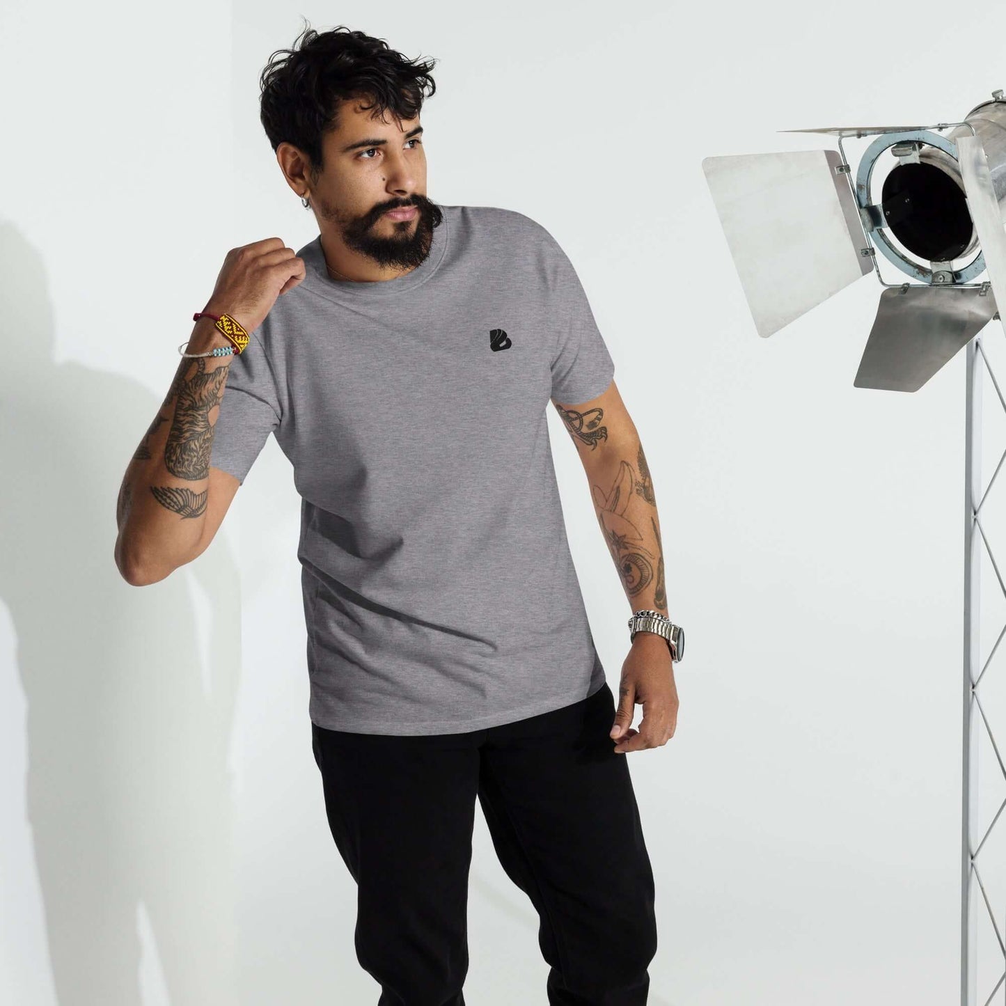 Model wearing Schweres Premium T-Shirt für Herren N°0, showcasing a stylish and structured fit, made from ring-spun cotton for durability and comfort.
