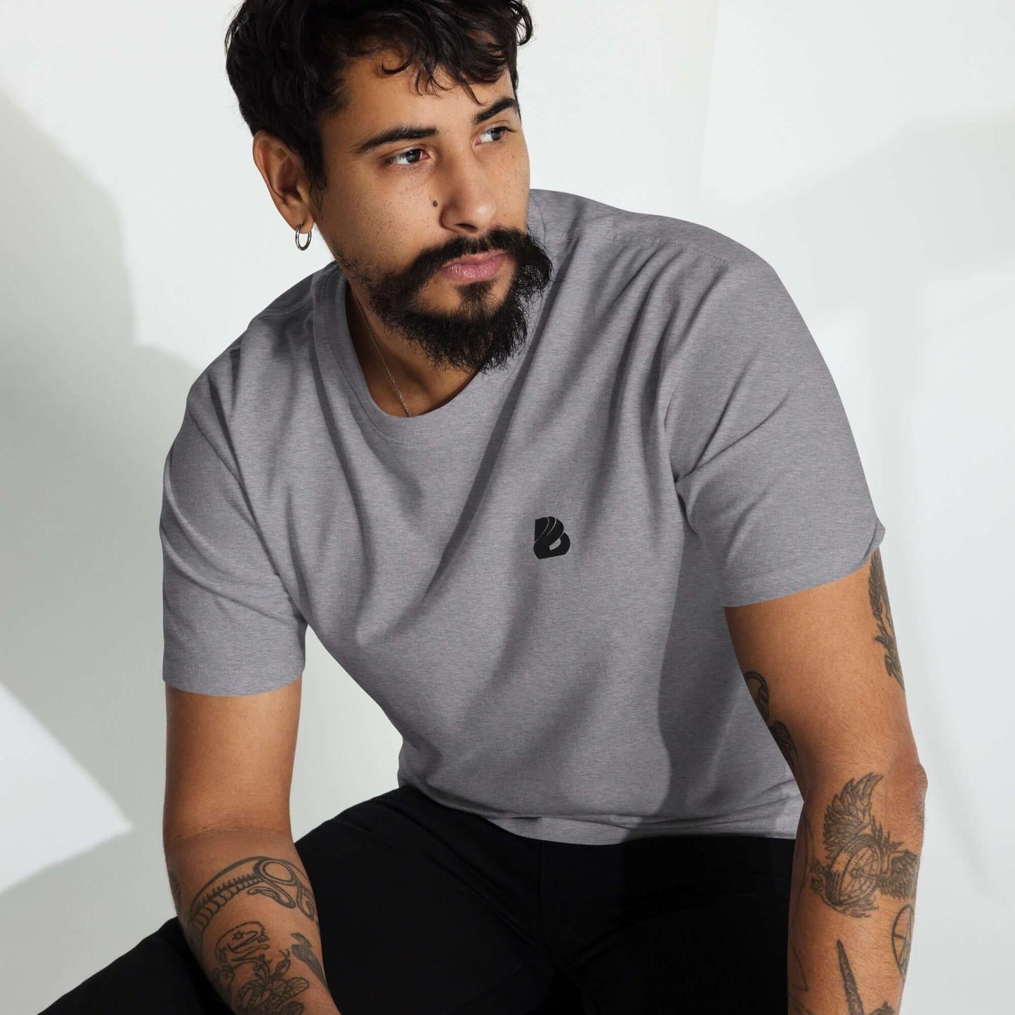 Man wearing Schweres Premium T-Shirt für Herren N°0 in charcoal, featuring a stylish and structured fit.
