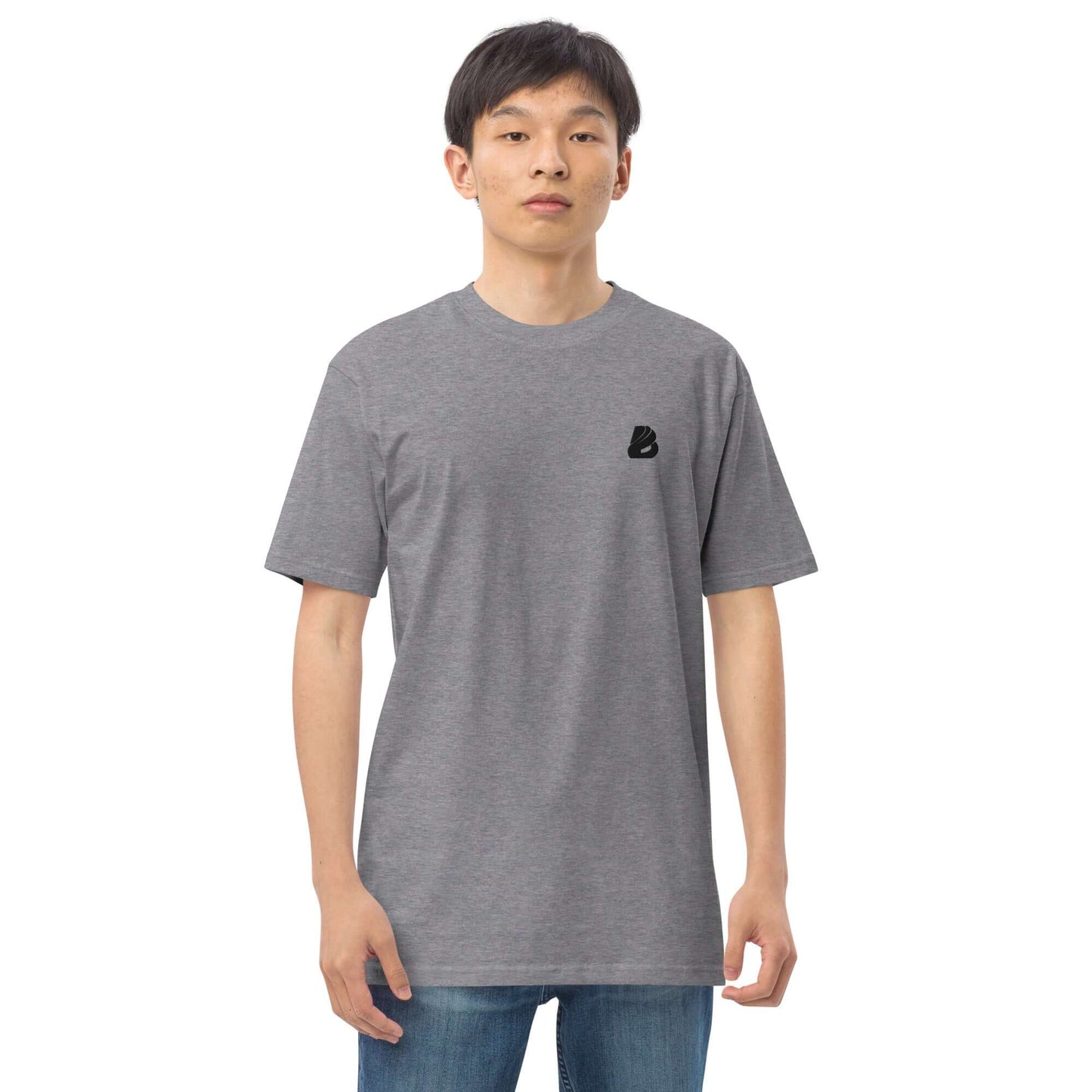 Man wearing Schweres Premium T-Shirt für Herren N°0 in grey, showcasing stylish fit and soft ring-spun cotton fabric.