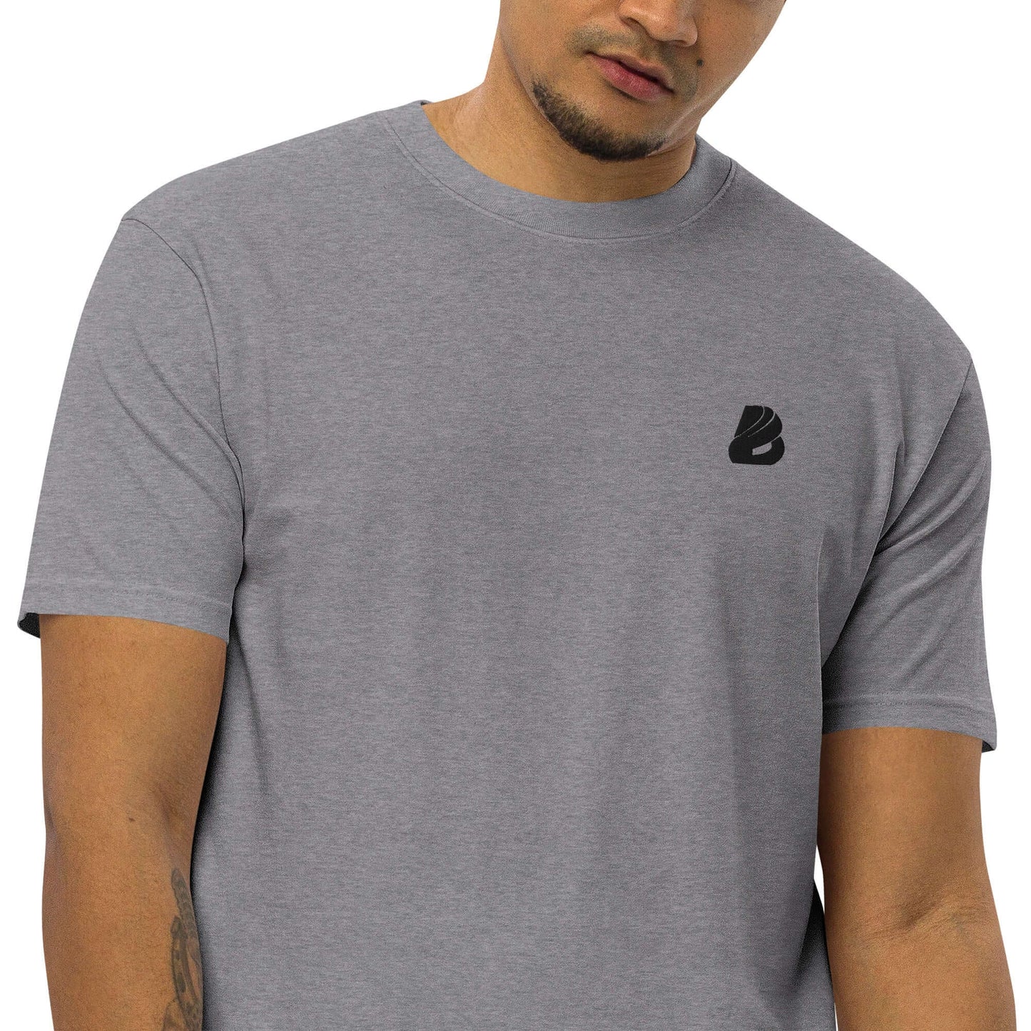 Schweres Premium T-Shirt für Herren N°0 in Grau, weiche ringgesponnene Baumwolle, stilvolle Passform, ideal für Lagenlook oder solo.