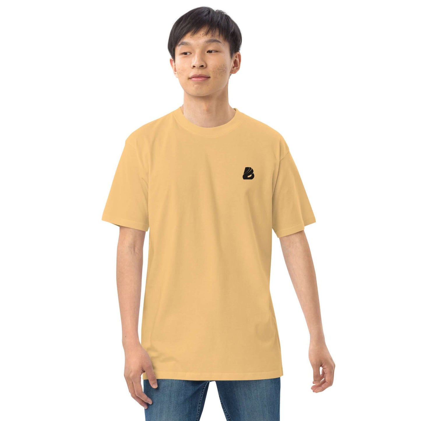 Man wearing Schweres Premium T-Shirt für Herren N°0 in mustard color, showcasing the stylish and structured fit.