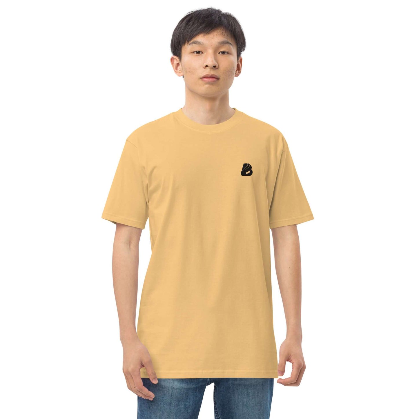 Schweres Premium T-Shirt für Herren N°0 in Gelb, Modell trägt das stilvolle, langlebige Baumwollshirt.