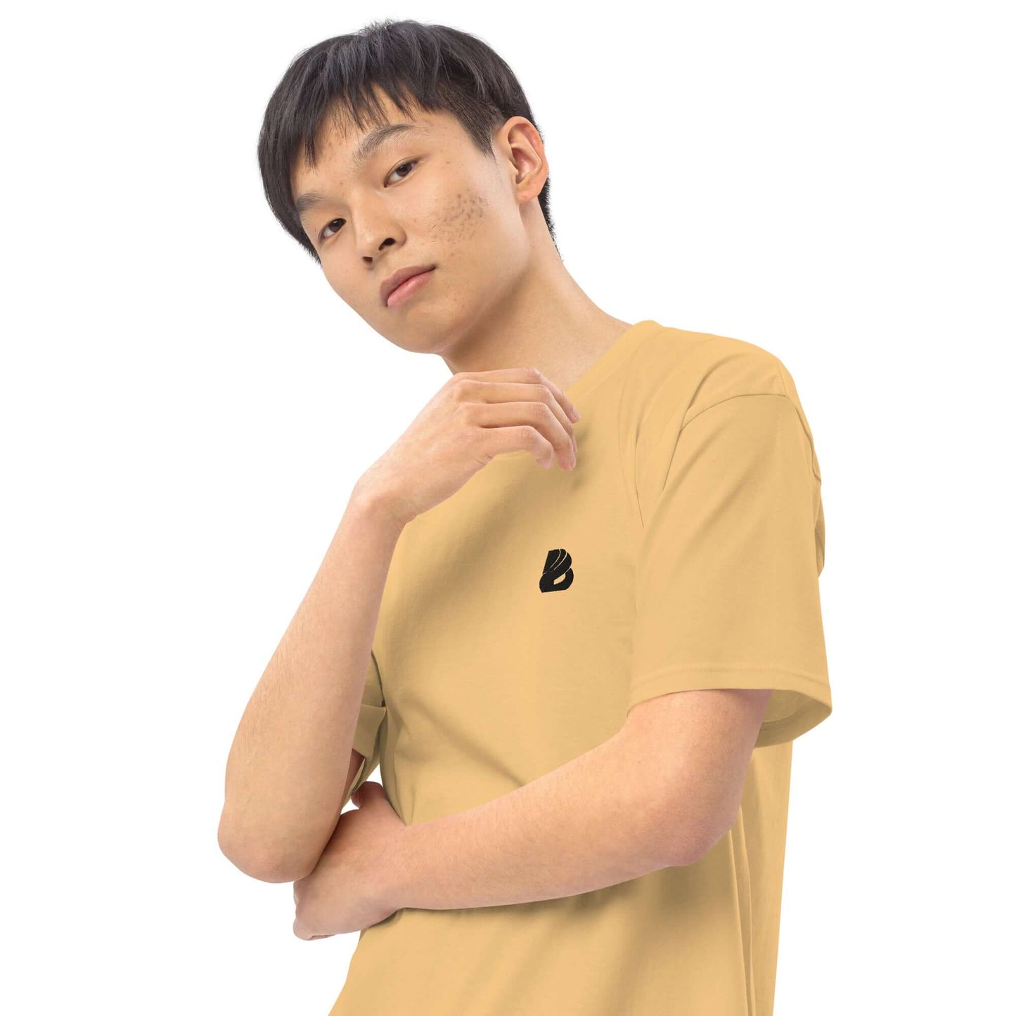 Schweres Premium T-Shirt für Herren N°0 in beige, getragen von einem Modell, mit eleganter, strukturierter Passform, 100 % Baumwolle.