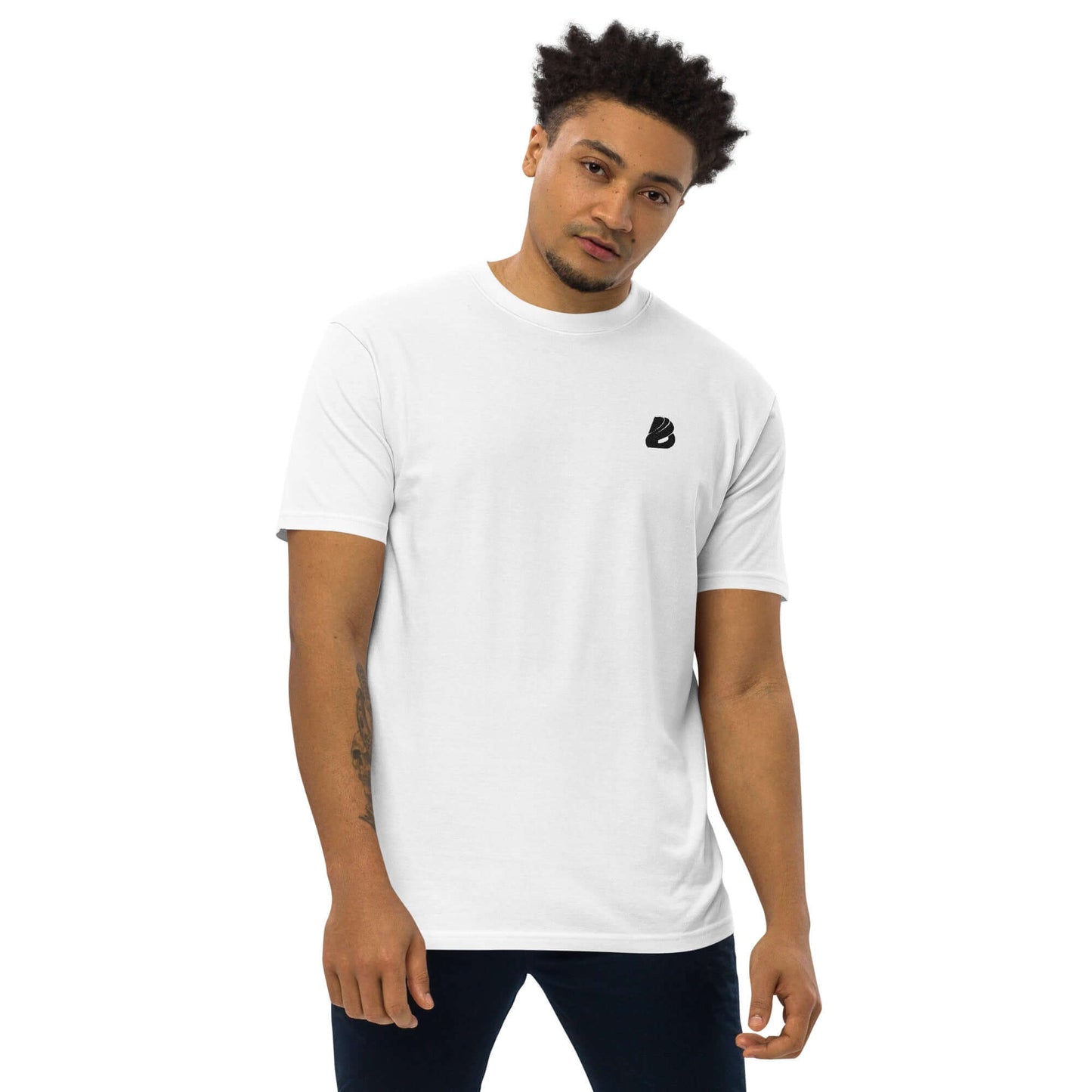 Schweres Premium T-Shirt für Herren N°0 in Weiß mit stilvoller Passform aus 100% ringgesponnener Baumwolle, getragen von einem Mann.