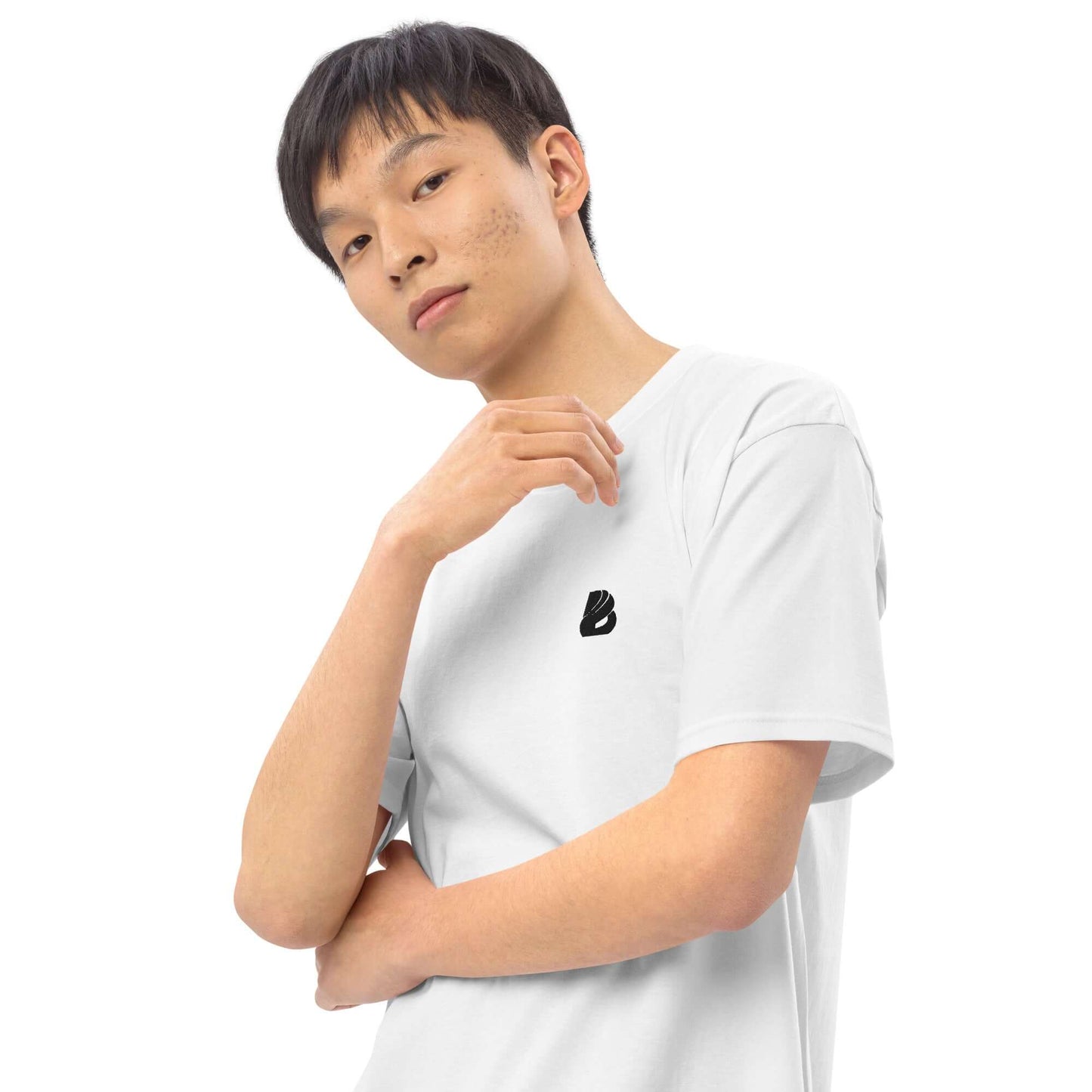 Schweres Premium T-Shirt für Herren N°0 in Weiß, getragen von einem Mann, zeigt stilvolle Passform und ringgesponnene Baumwolle.