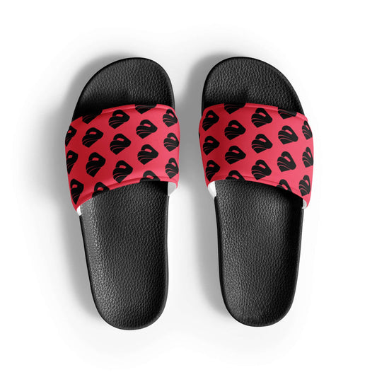 Herren-Schlappen N°2 with red and black lip pattern, featuring padded upper strap and textured footbed, perfect for summer activities