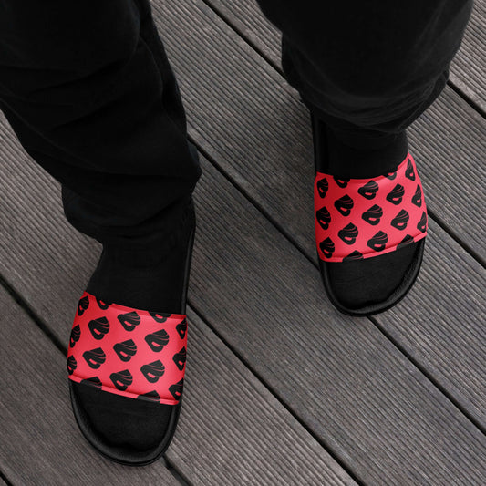 Herren-Schlappen N°2 with red pattern on wooden deck, showcasing padded synthetic leather straps and textured footbed.